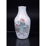 A porcelain vase decorated with antiques and Chinese characters.
H. 23 cm.
