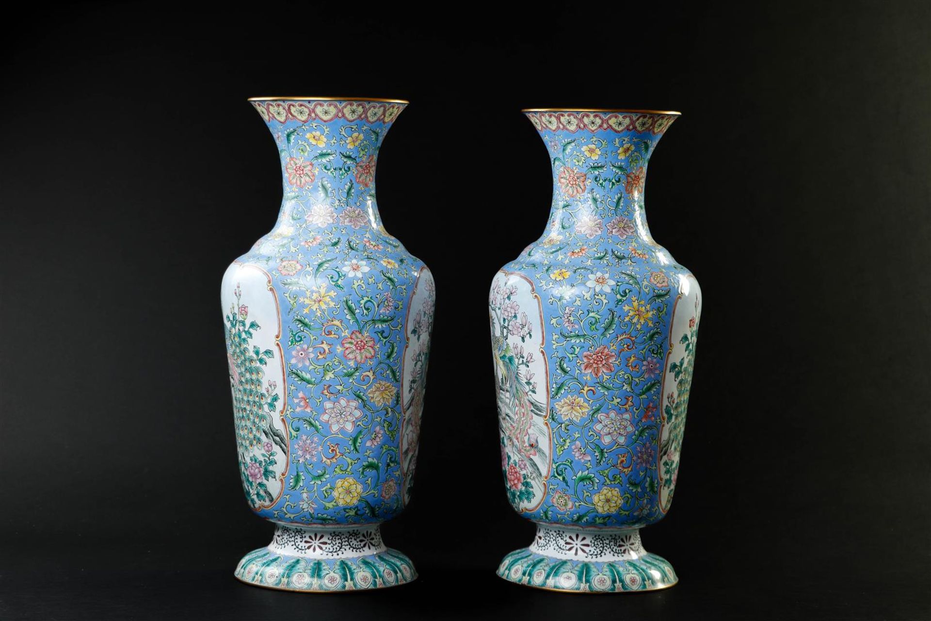 A pair of enamel famille rose vases depicting peacocks. China, 20th century.
H. 44 cm. - Image 4 of 6