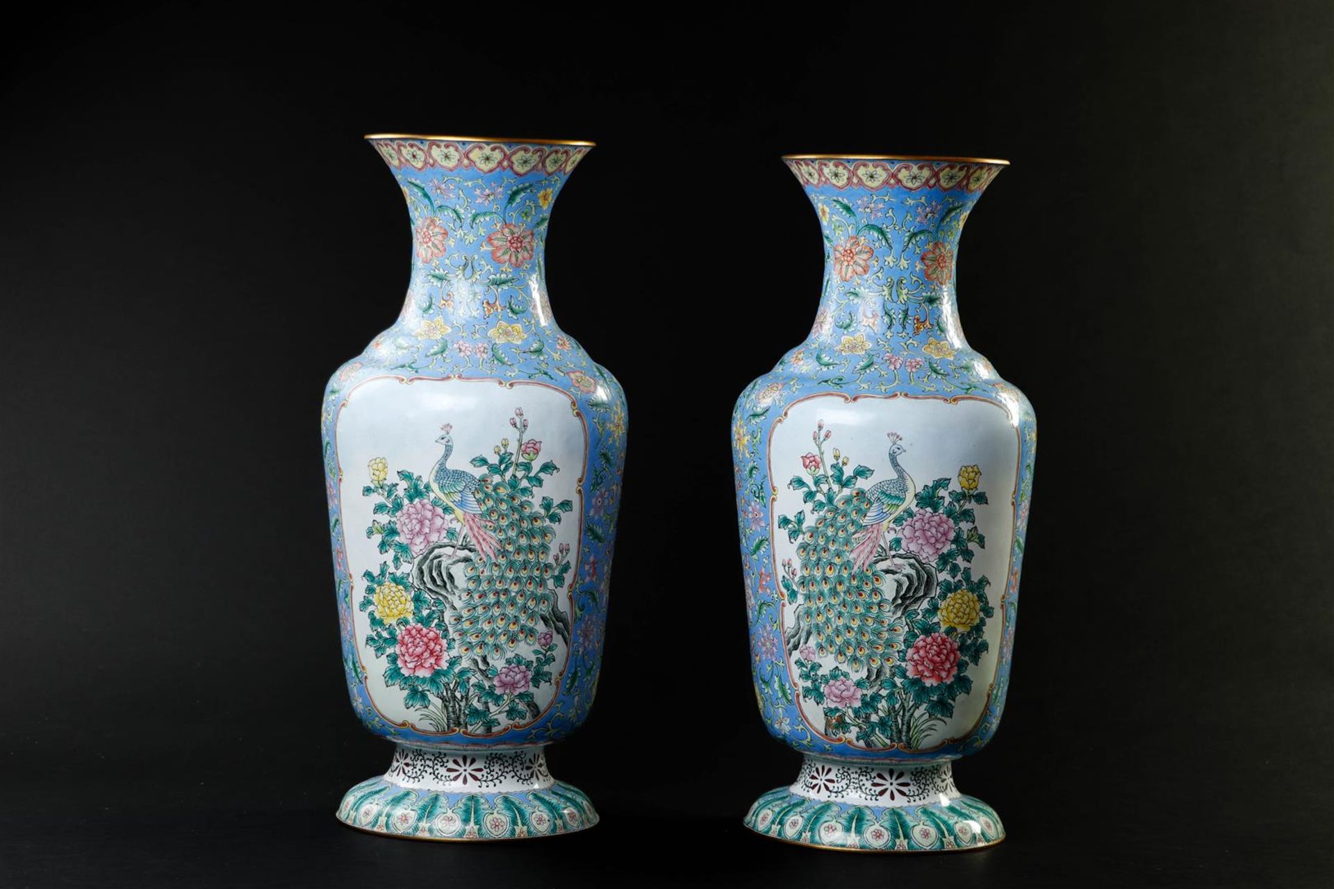A pair of enamel famille rose vases depicting peacocks. China, 20th century.
H. 44 cm. - Image 3 of 6