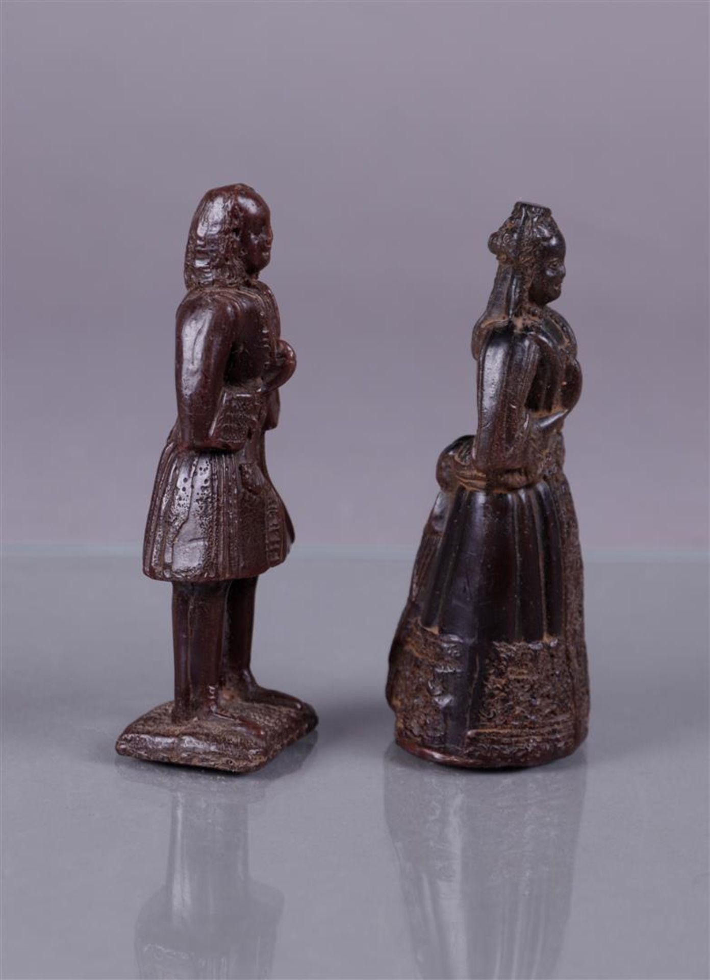 A lot of two wedding figures made in wax, 18th century clothing in wax. Early 19th century.
13 cm. - Image 2 of 5