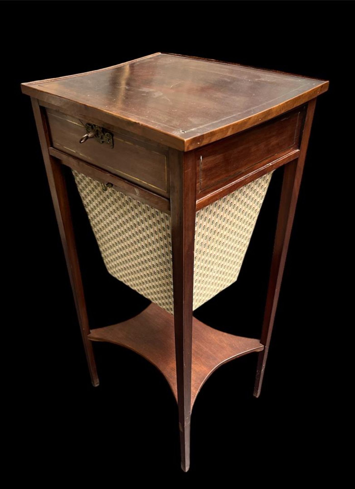 A mahogany, Louis Seize sewing table with compartments under a flap and extendable sewing basket. Th - Bild 3 aus 3