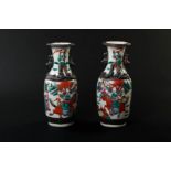 A pair of Nanking earthenware vases decorated with various figures. China, 19th century.
H. 25 cm.