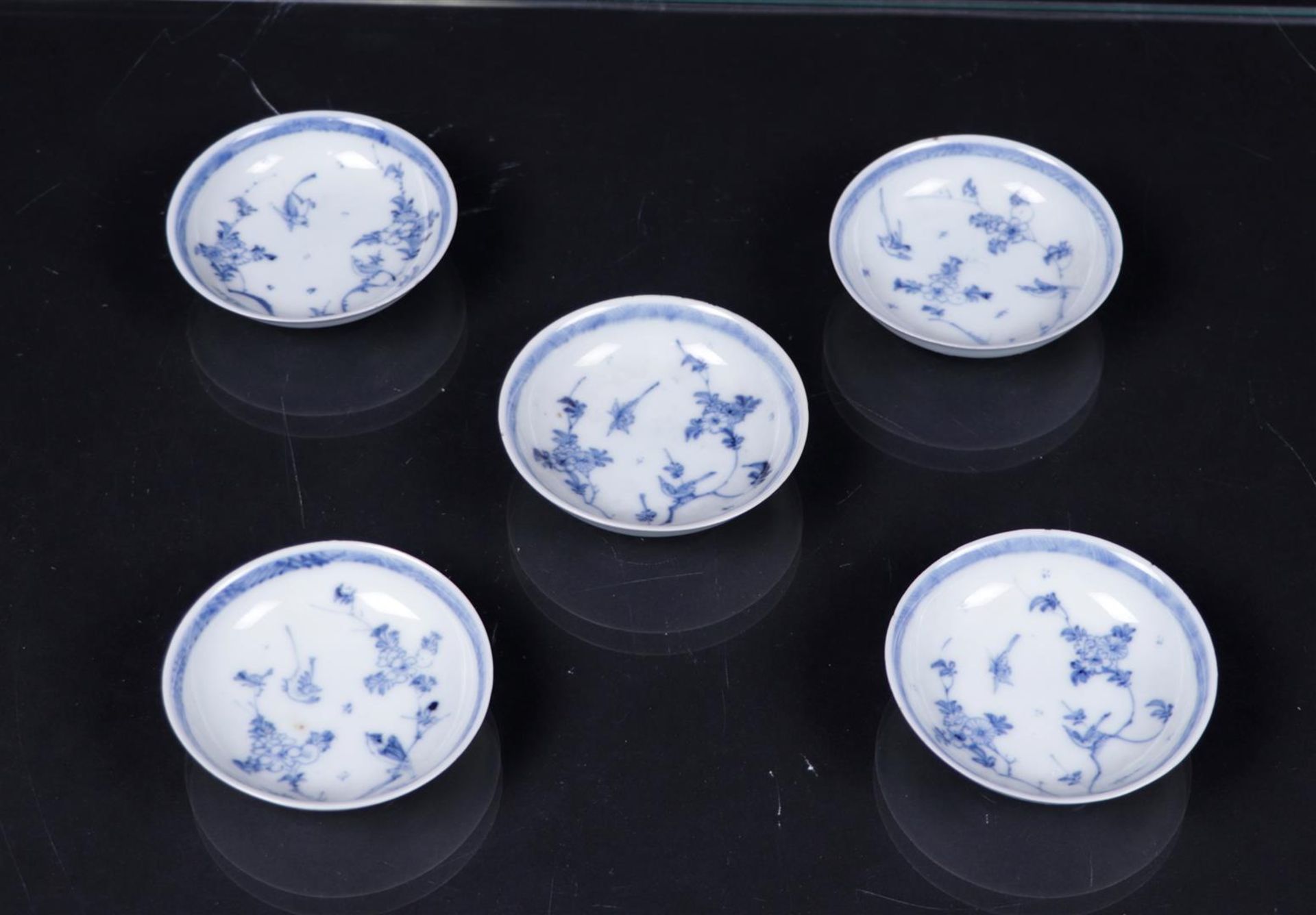 Five porcelain saucers with floral decor between which two birds. China, 18th century.
Diam. 7.2 cm.