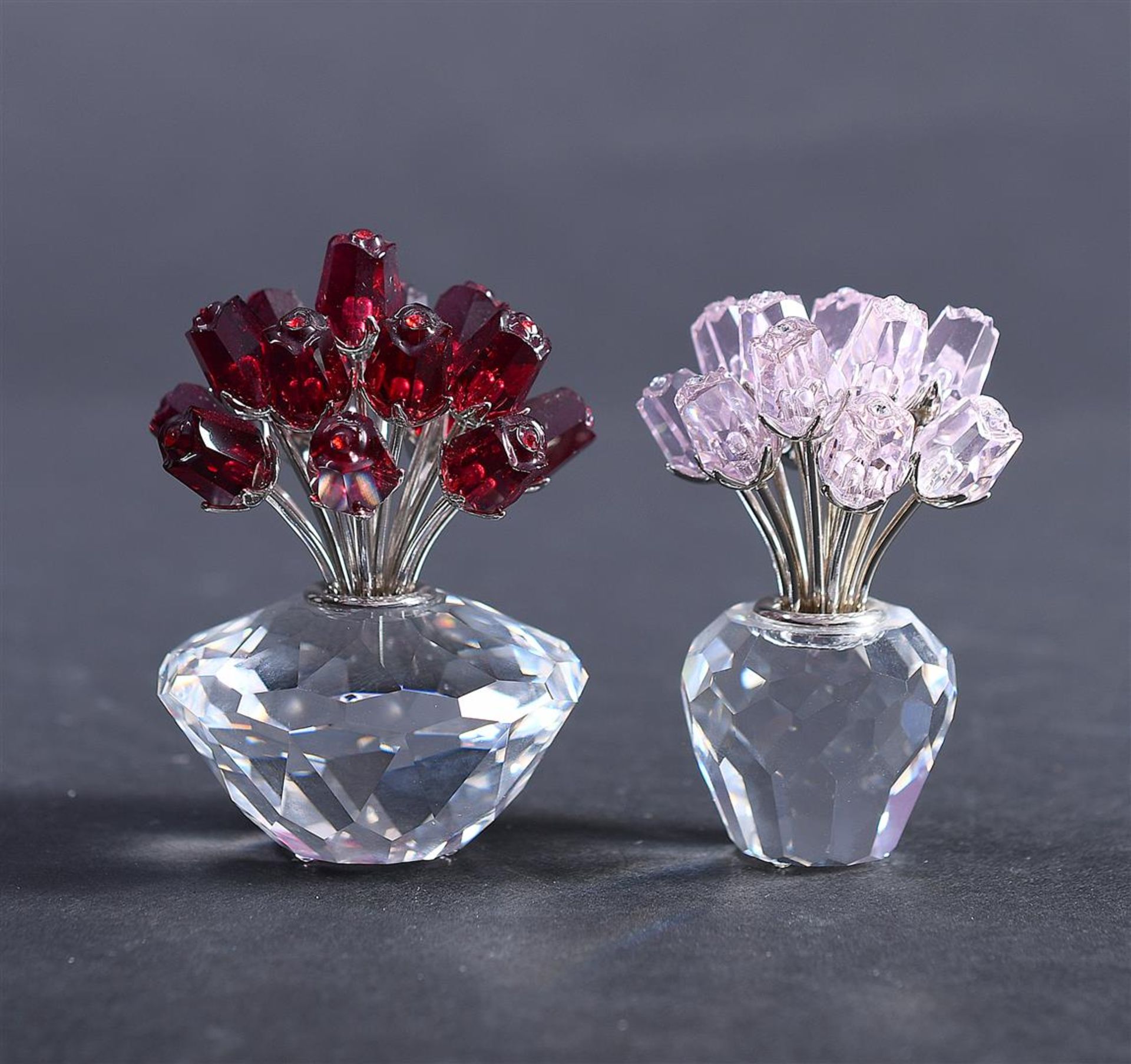 Swarovski, two vases with roses, 283394 & 928343. In original.