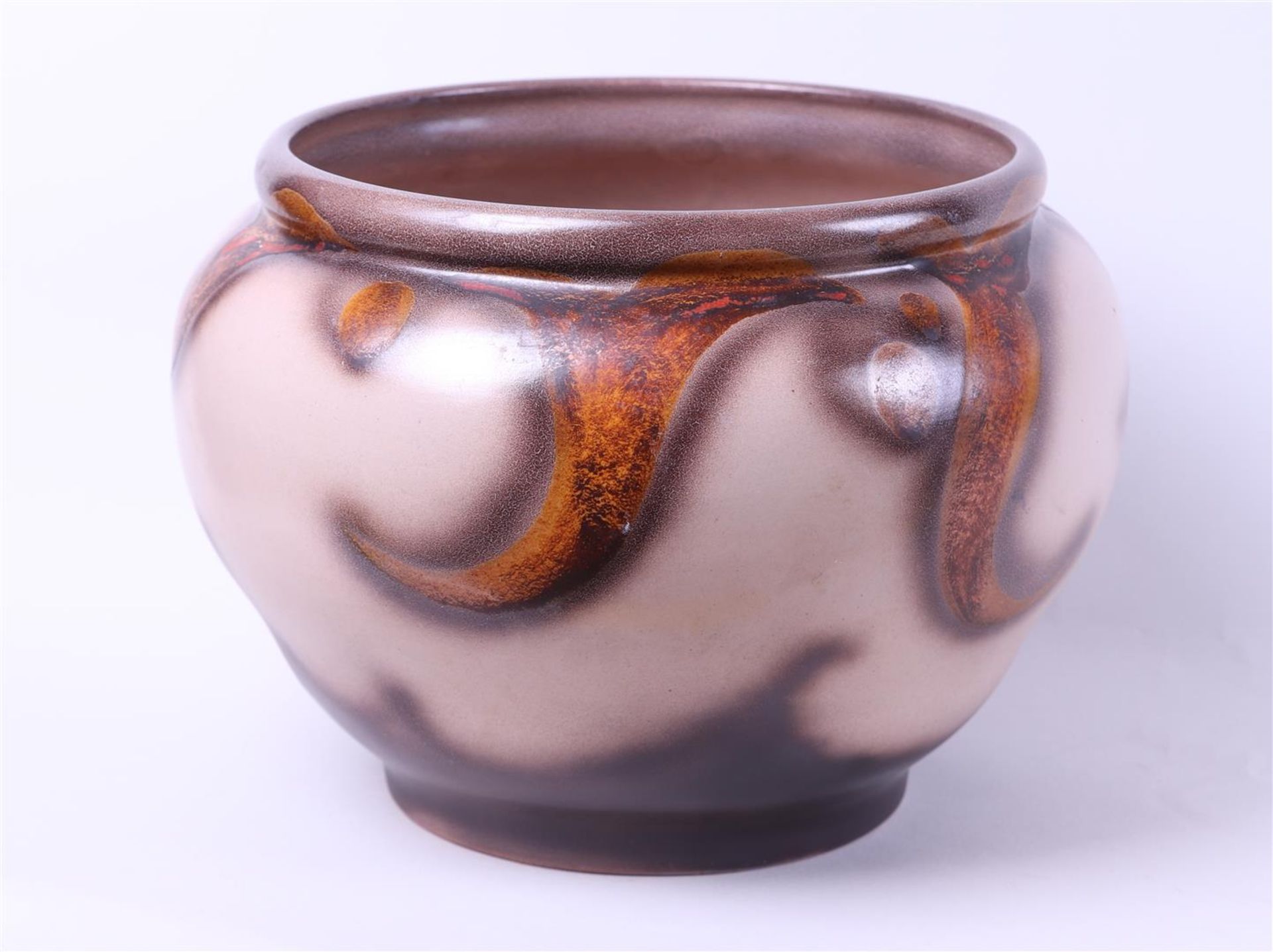 Willem Stuurman (Amsterdam 1908 - Amersfoort 1995), earthenware cache pot. Zenith Gouda.
Diam. 28 cm - Image 2 of 4