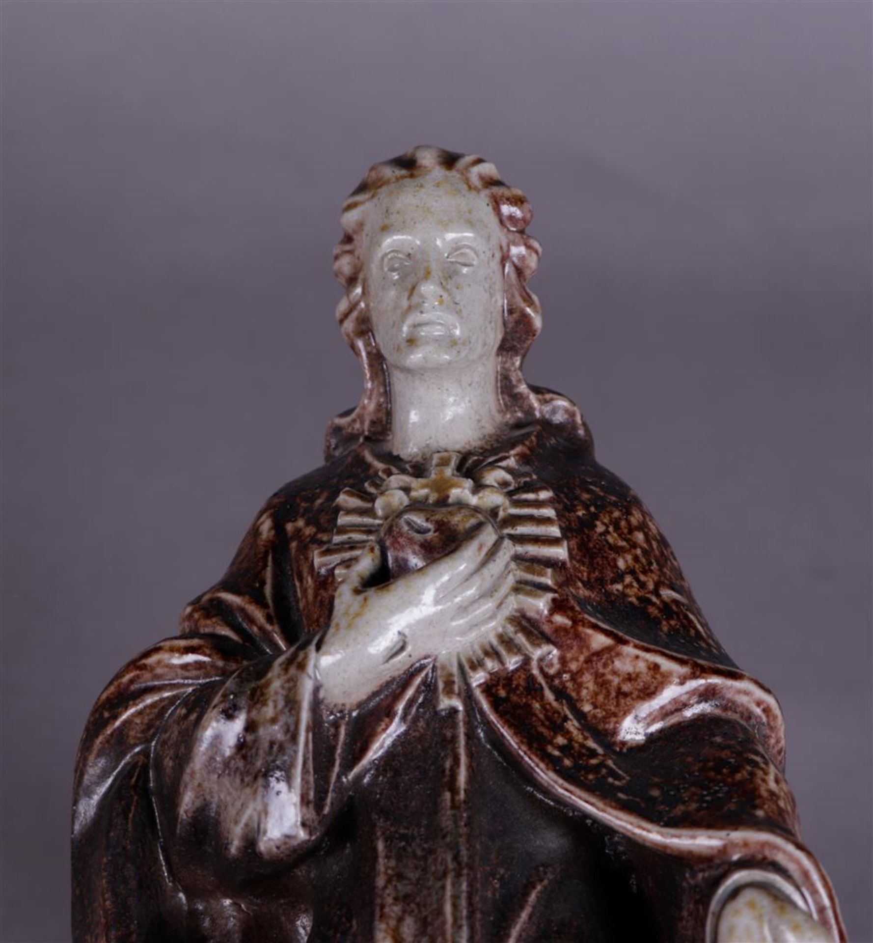 A glazed statue. Terraco Beesel The risen Jesus, circa 1950.
ca. 39 cm. - Bild 2 aus 4