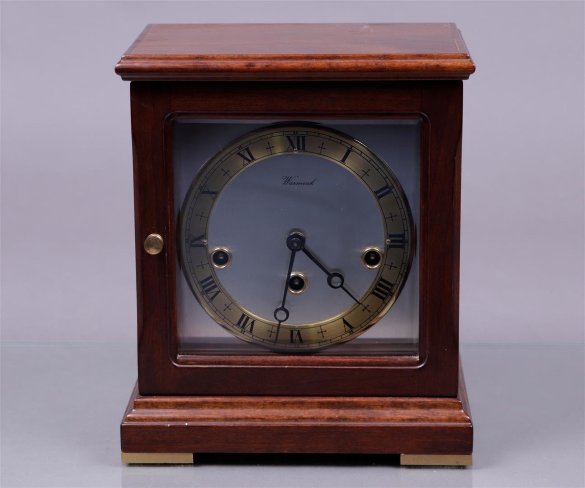 A Warmink table clock with chimes in a mahogany case. 20th century.
22,5 x 18 x 15 cm.