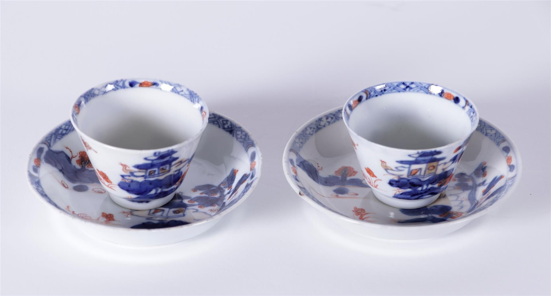 Two Imari porcelain cups and saucers with river landscape decor. China, 18th century.
Diam. 11 cm.