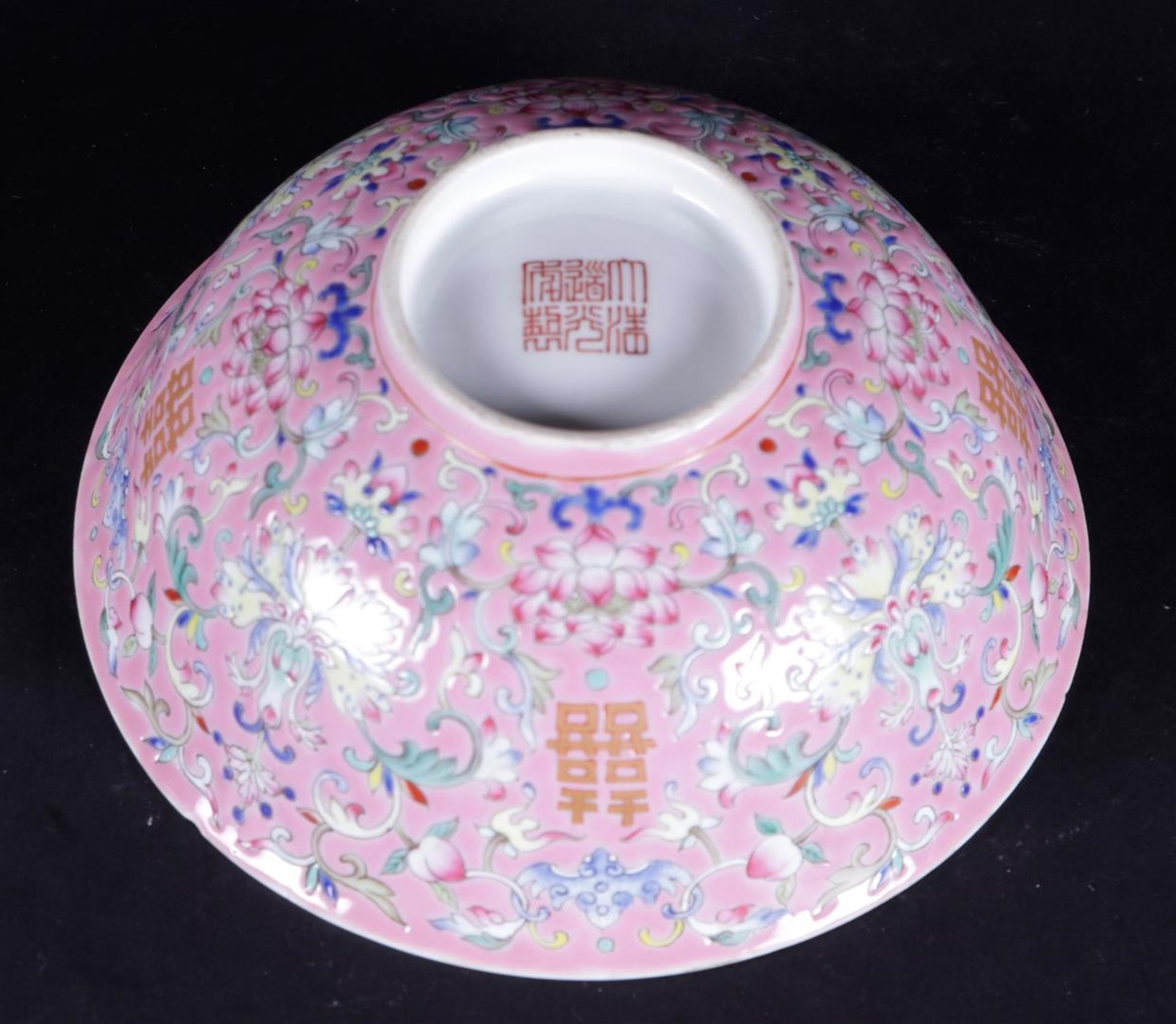 A porcelain famile rose bowl, marked Daoguang. China, 19/20th century.
Diam. 16 cm. - Image 3 of 3