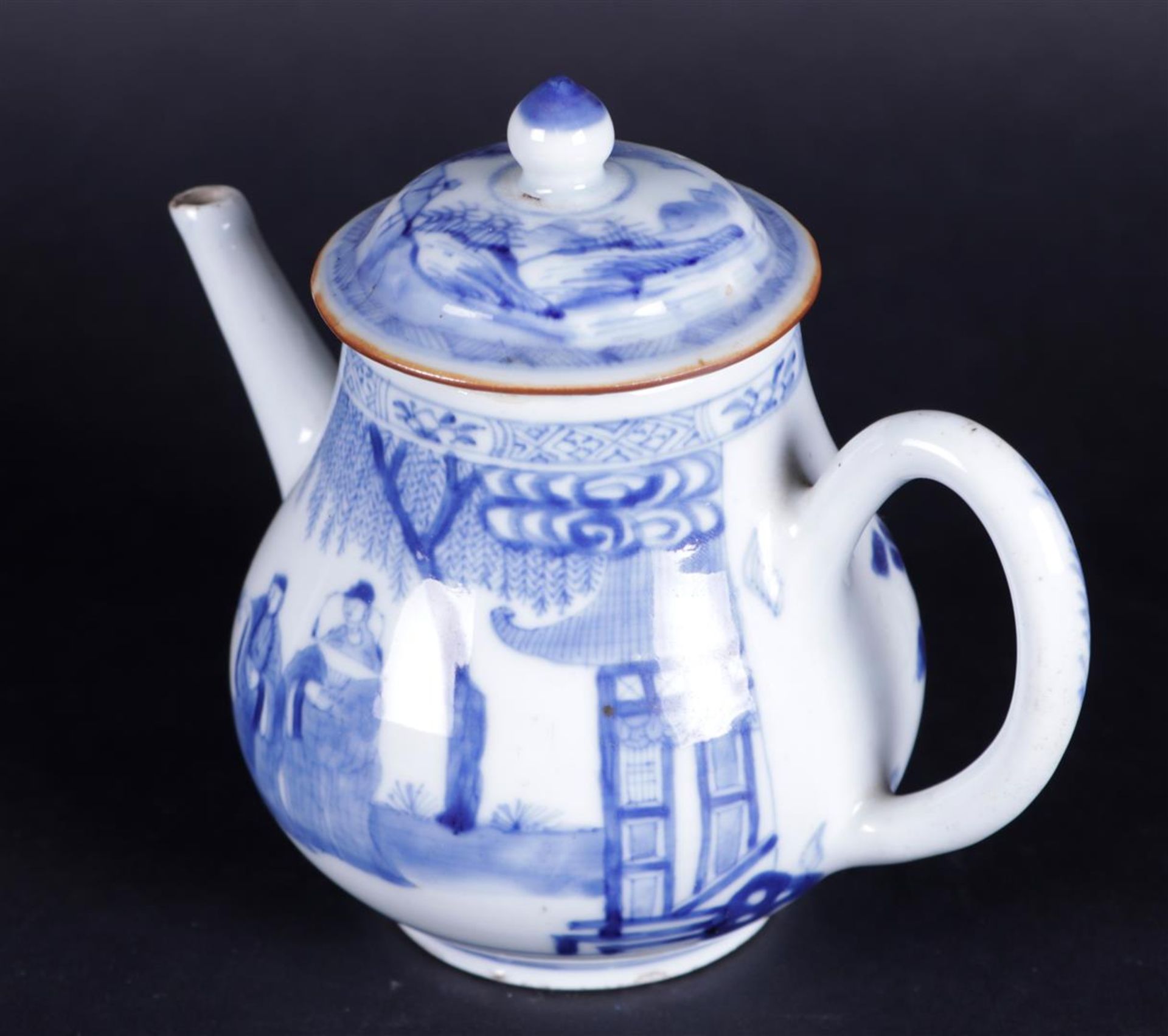 A porcelain teapot with a decor of various figures in a garden. China, Yongzheng.
13 x 15 cm. - Image 4 of 5