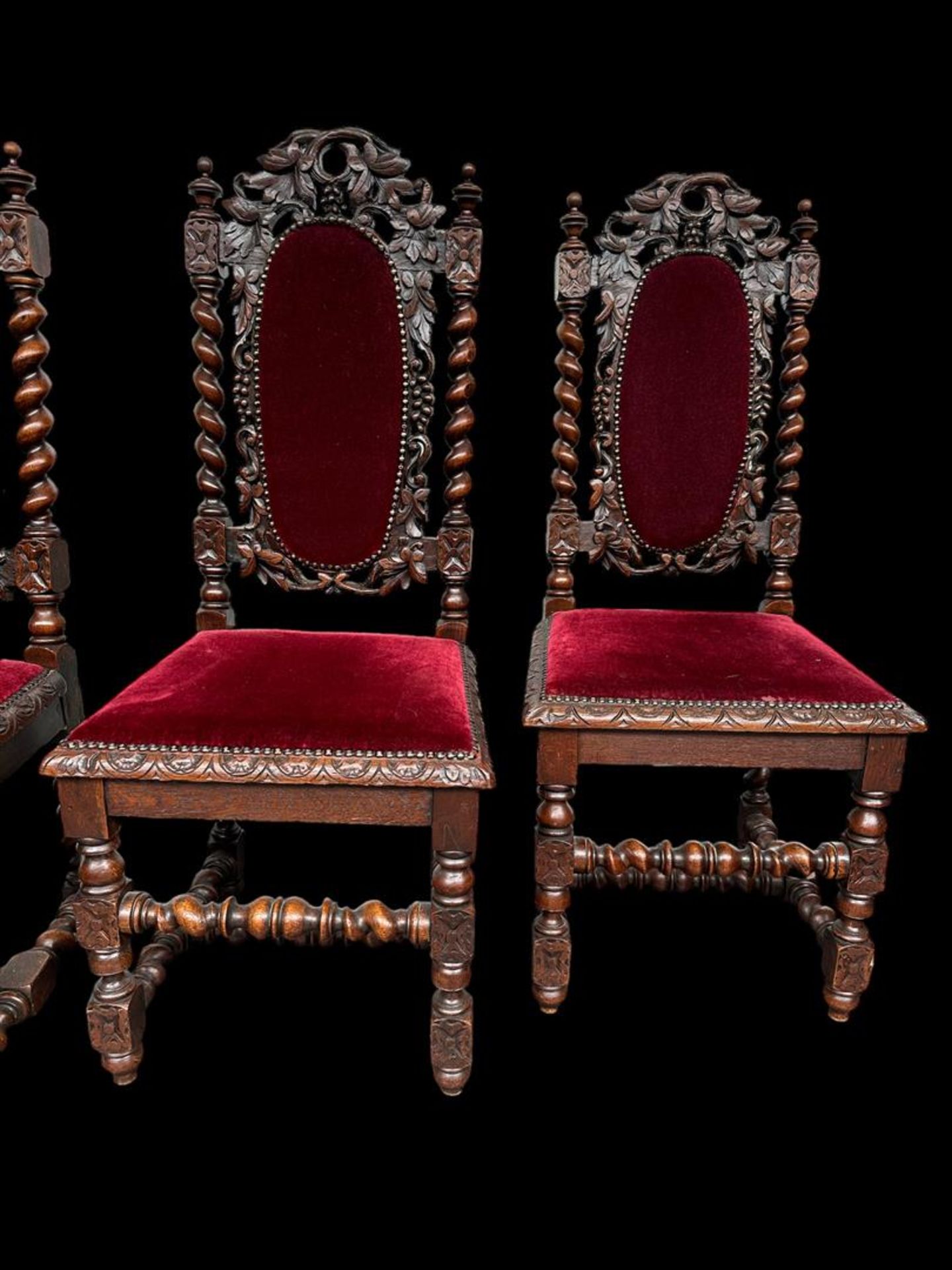 An elaborate carved Neo-Renaissance dining room set. covered with red velvet, late 19th century. - Bild 3 aus 3