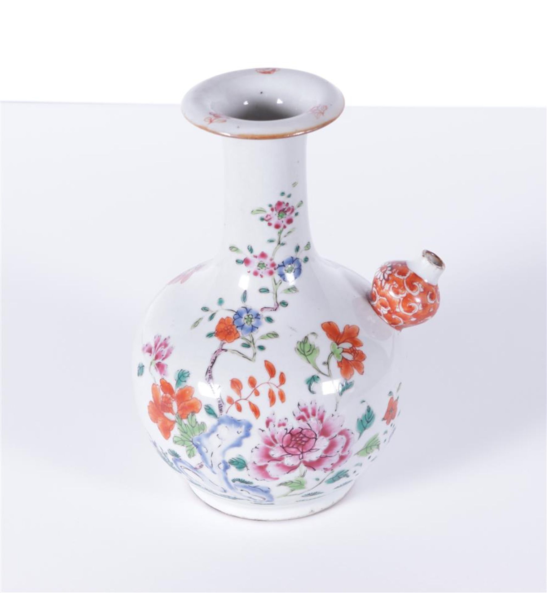 A large porcelain Famille Rose Gendi (Kendi) with floral decoration. China, Qianlong ca 1750.
H. 23 