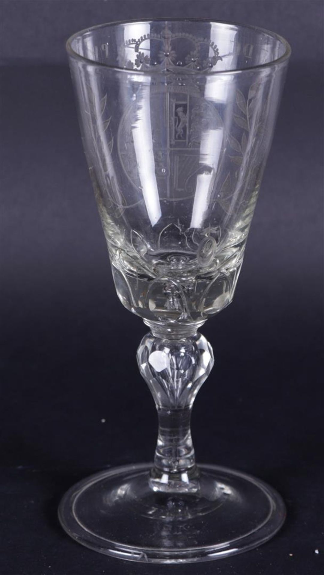 An etched wine glass with the English Royal coat of arms, above which the text "VIVAT DE PRINCES".
H - Image 4 of 5