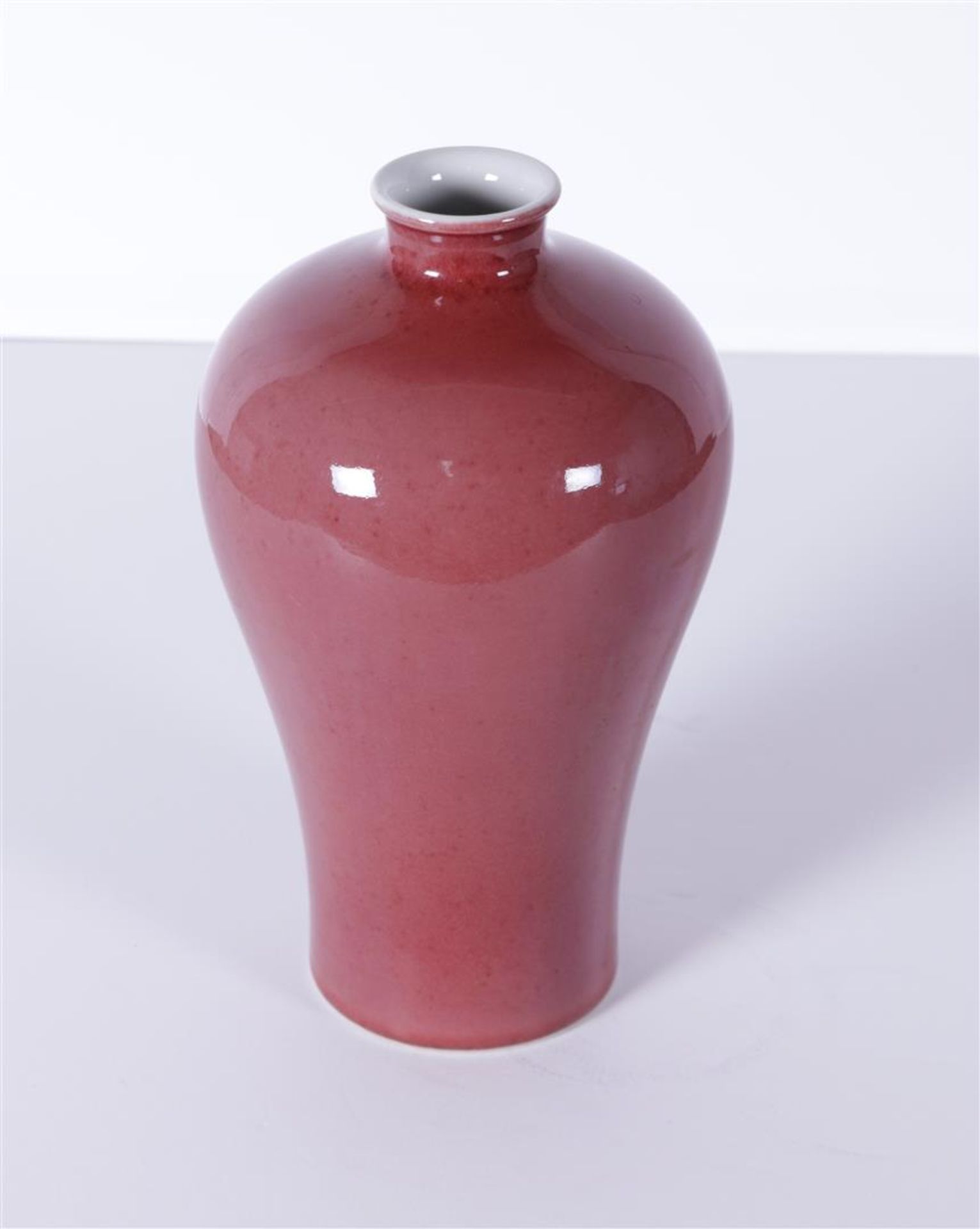 A sang de boeuf meiping vase, marked Qianglong. China, 20th century.
H. 24 cm.