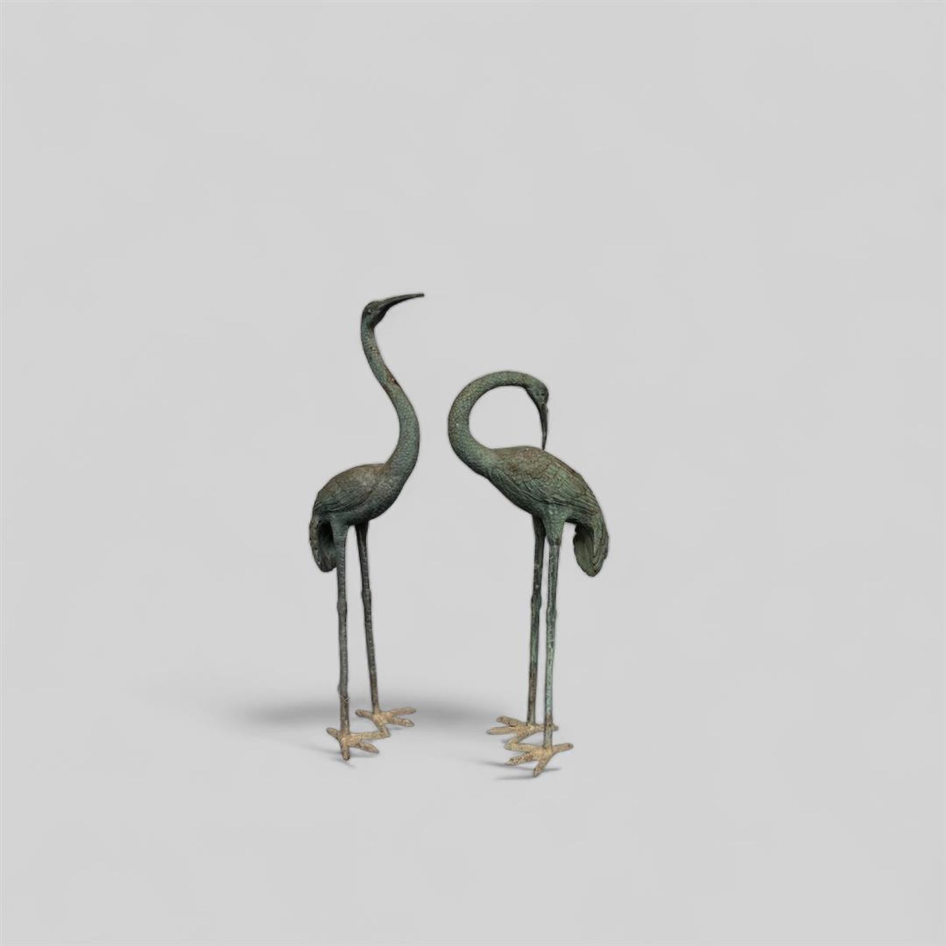 A lot consisting of two bronze Asian cranes.
H.: 147 cm.