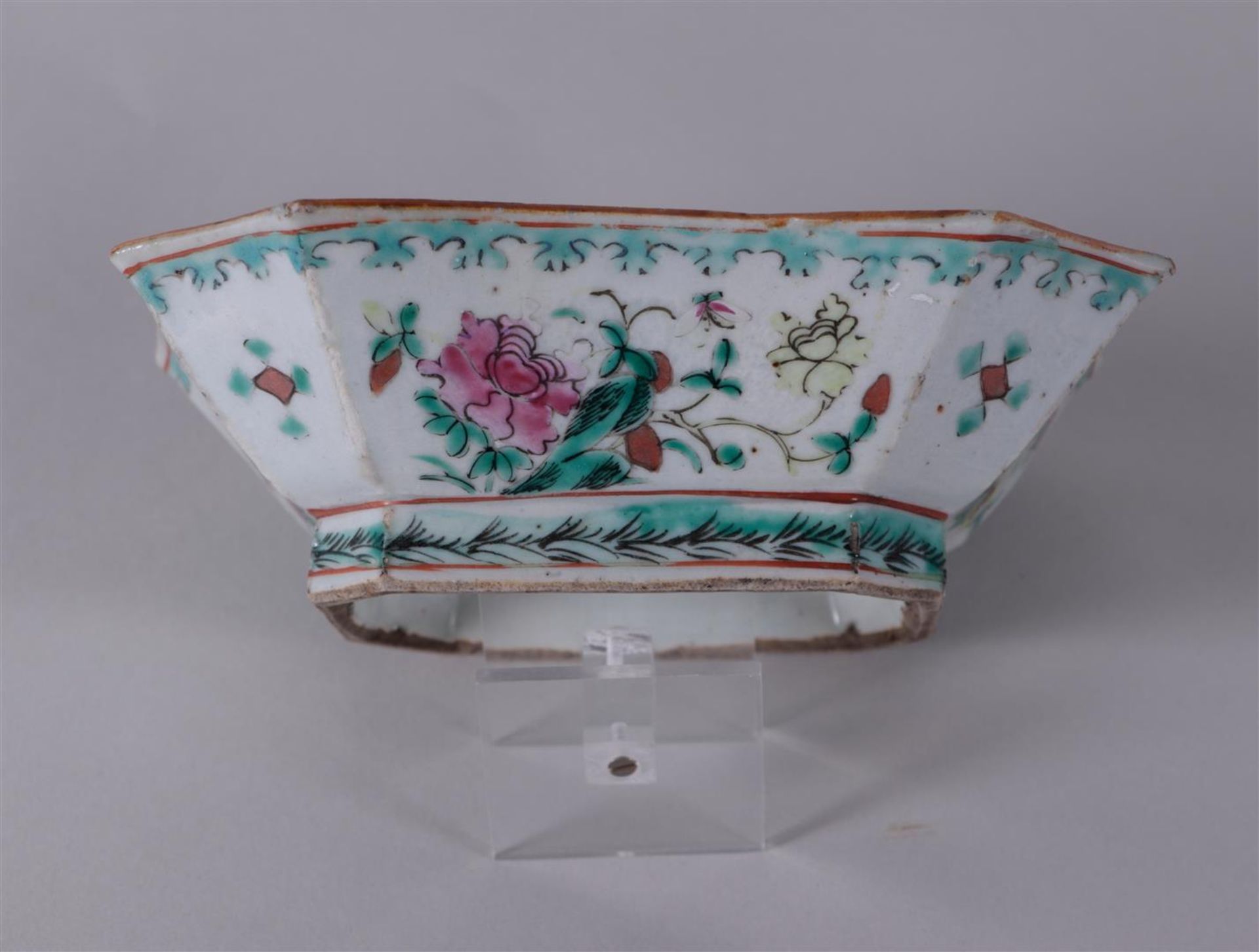 Two porcelain bowls, one with Imari decor and one with famile rose decor. China, 18/19th century.
Di - Bild 4 aus 5