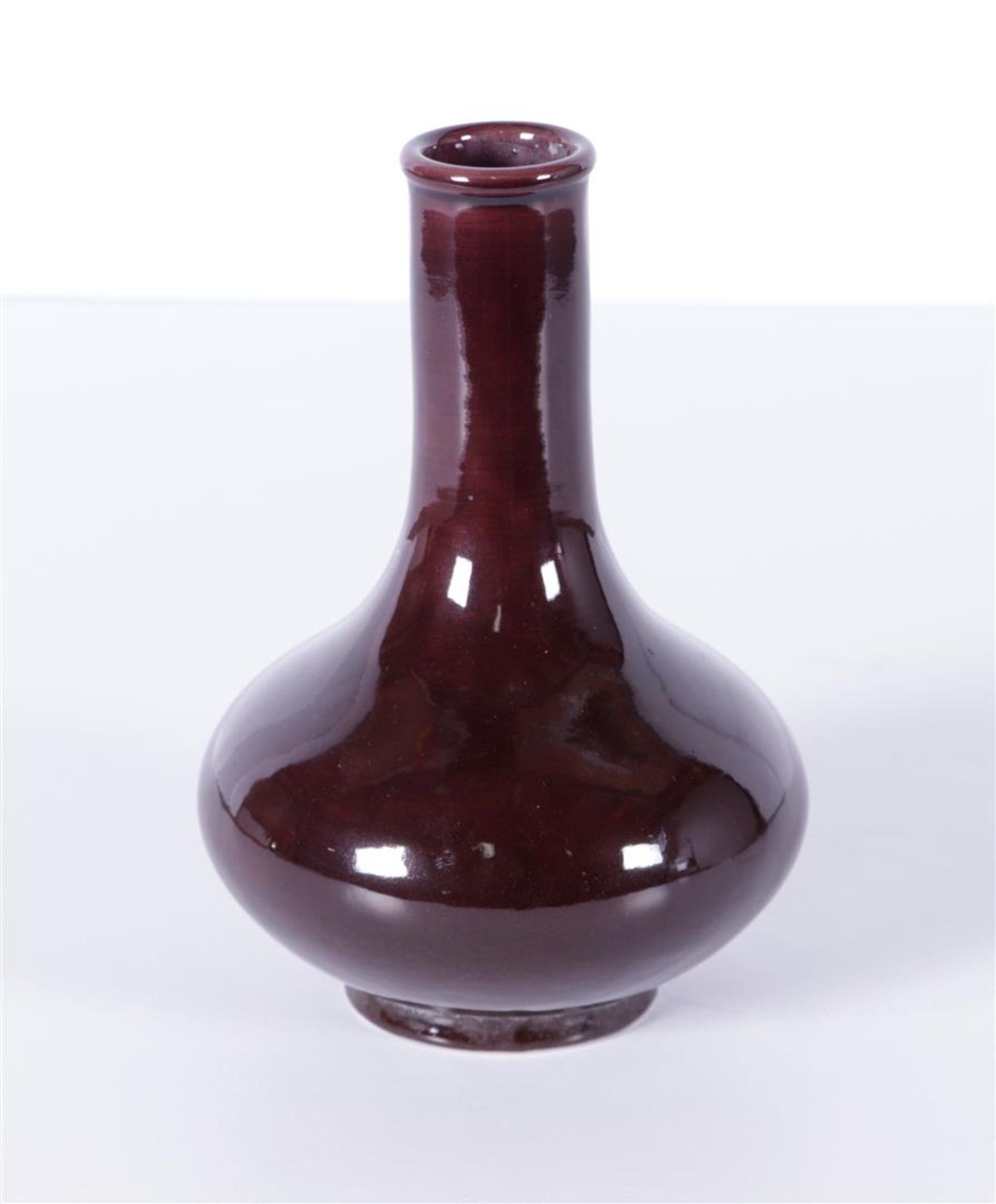 A brown glazed stem vase, marked Qiangling. China, 19/20th century.
H. 17 cm.
