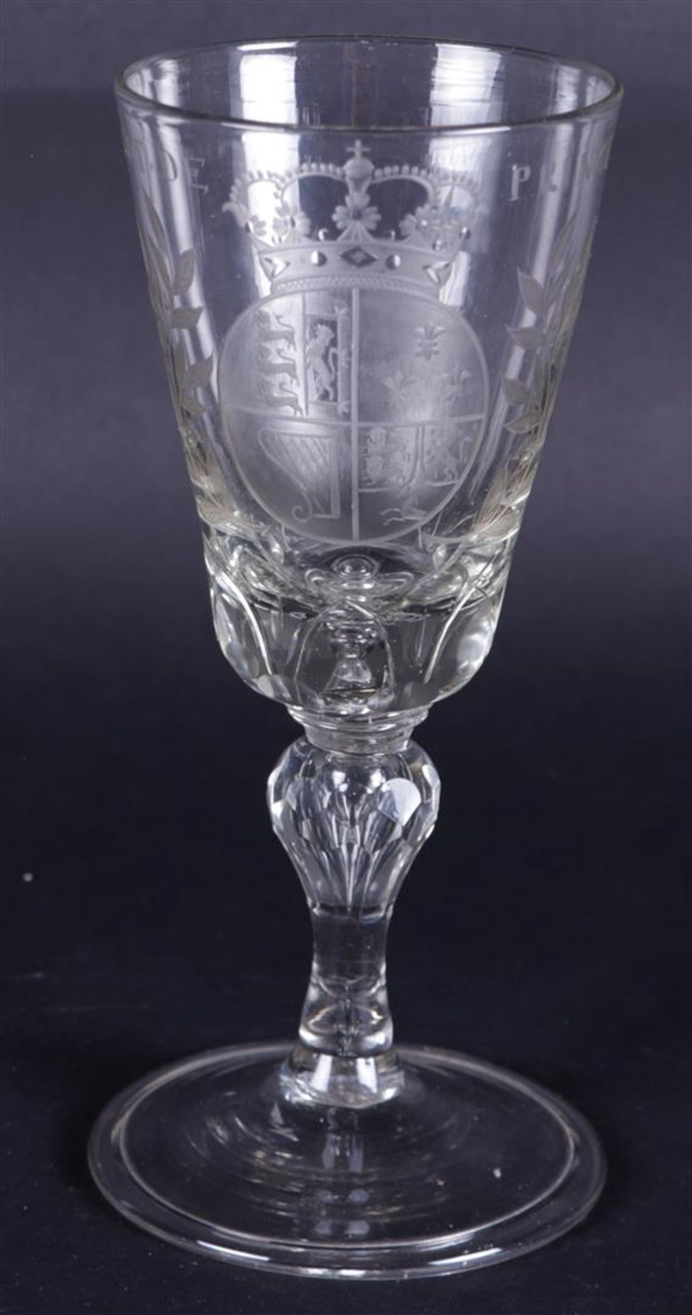 An etched wine glass with the English Royal coat of arms, above which the text "VIVAT DE PRINCES".
H