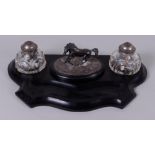 An inkstand with a silver horse on it, mounted on a black marble base, ca. 1890.
37 x 20 cm.