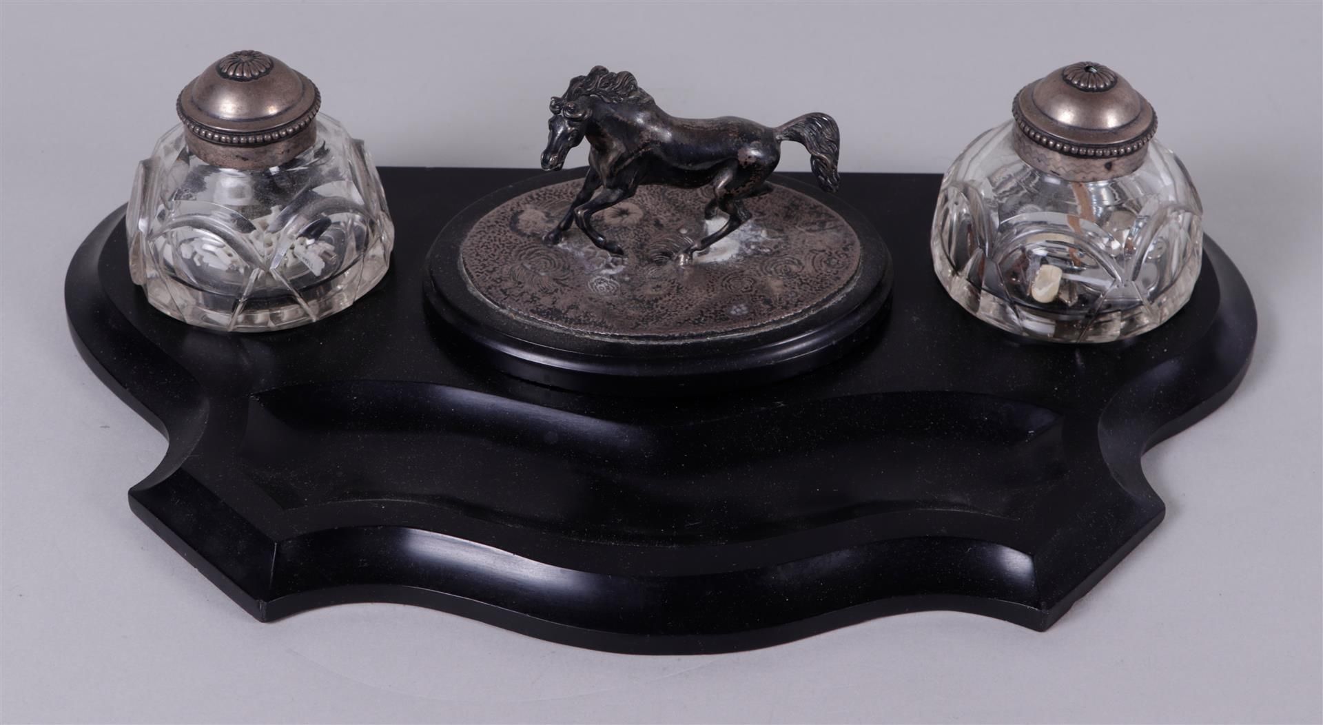 An inkstand with a silver horse on it, mounted on a black marble base, ca. 1890.
37 x 20 cm.