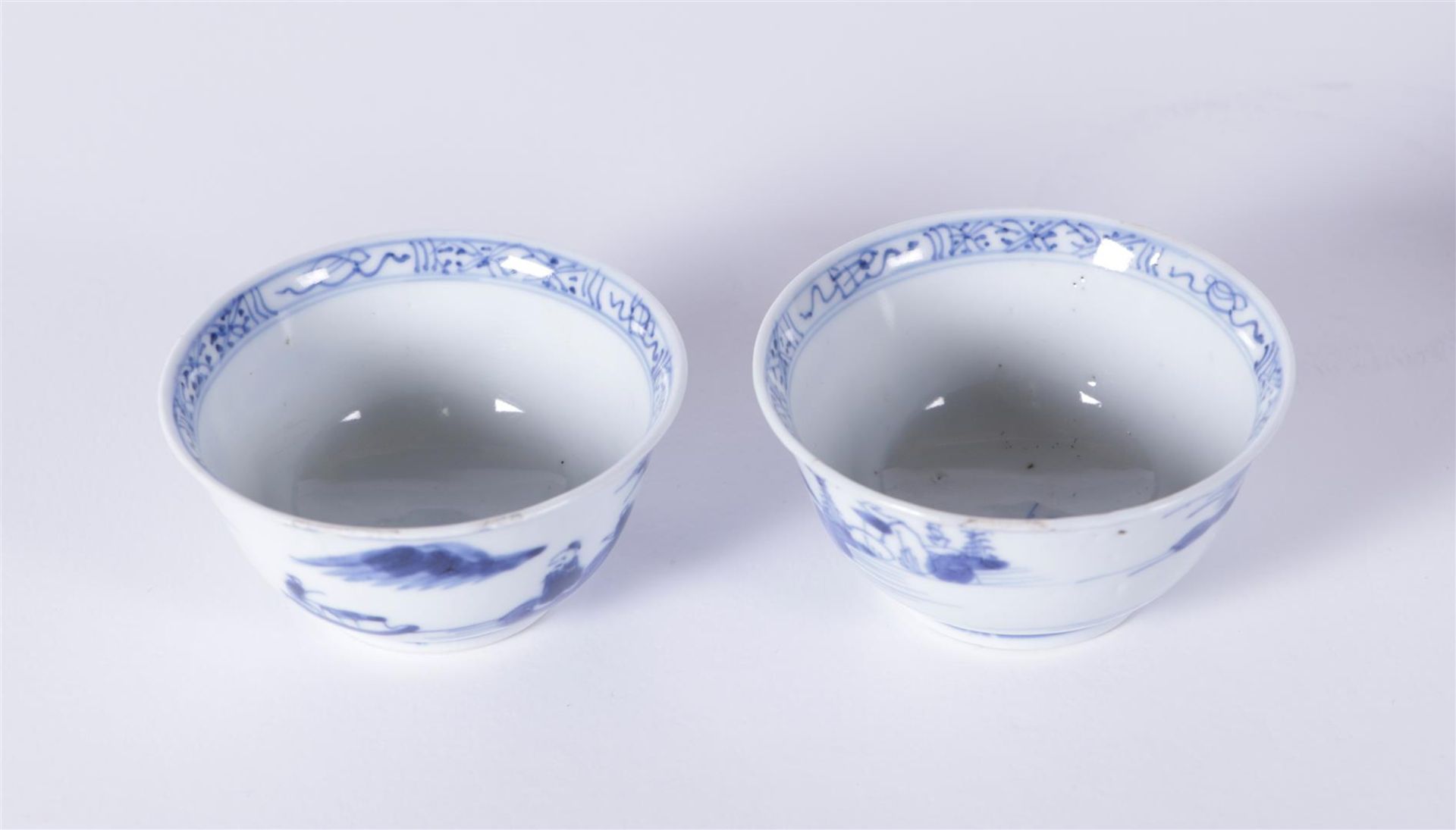 Two porcelain cups and saucers with a landscape decot with figures. China, Kangxi/Yongzheng ca 1722. - Image 4 of 4