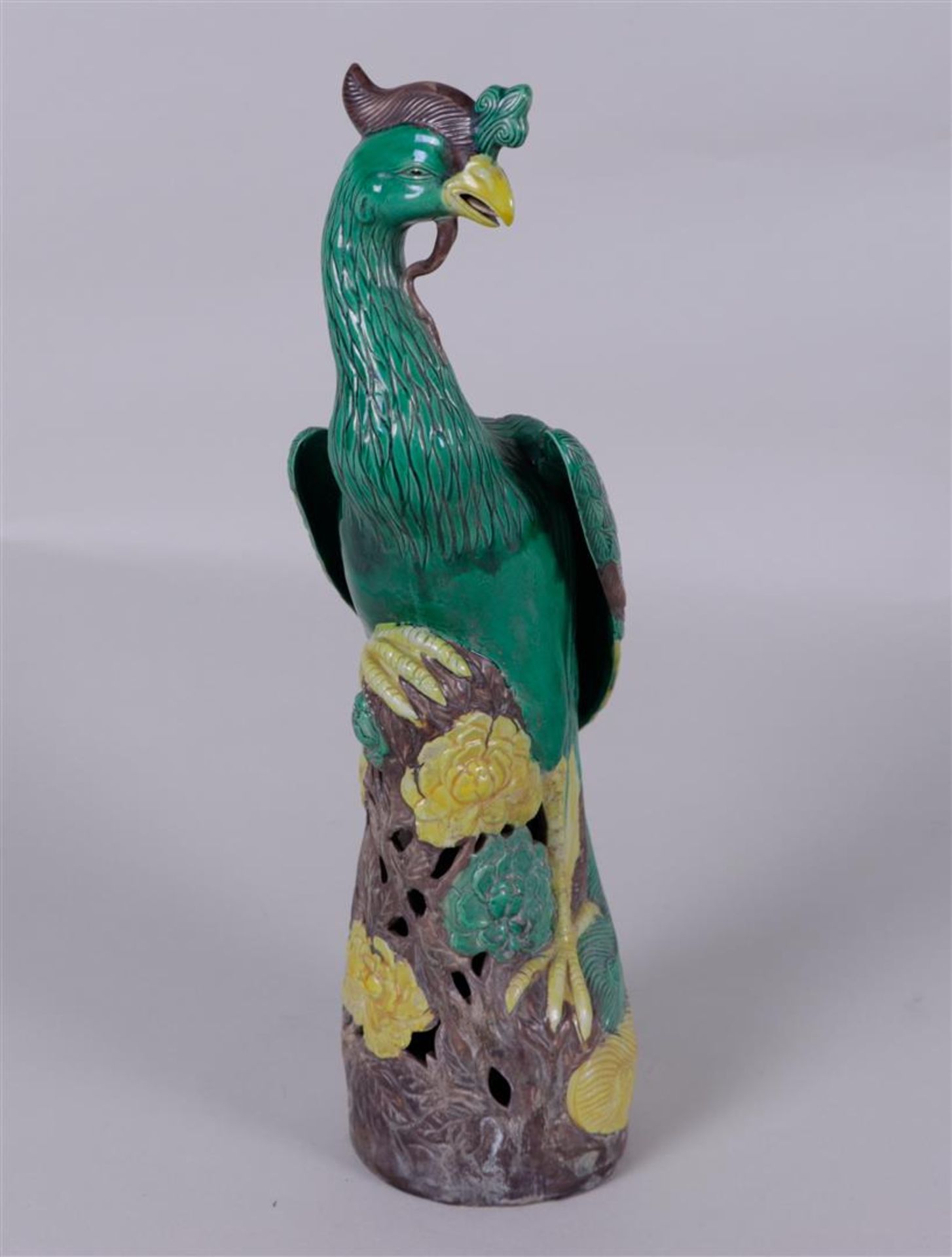 A sancai figure of a phoenix, marked on the bottom. China, 20th century.
H. 40 cm.