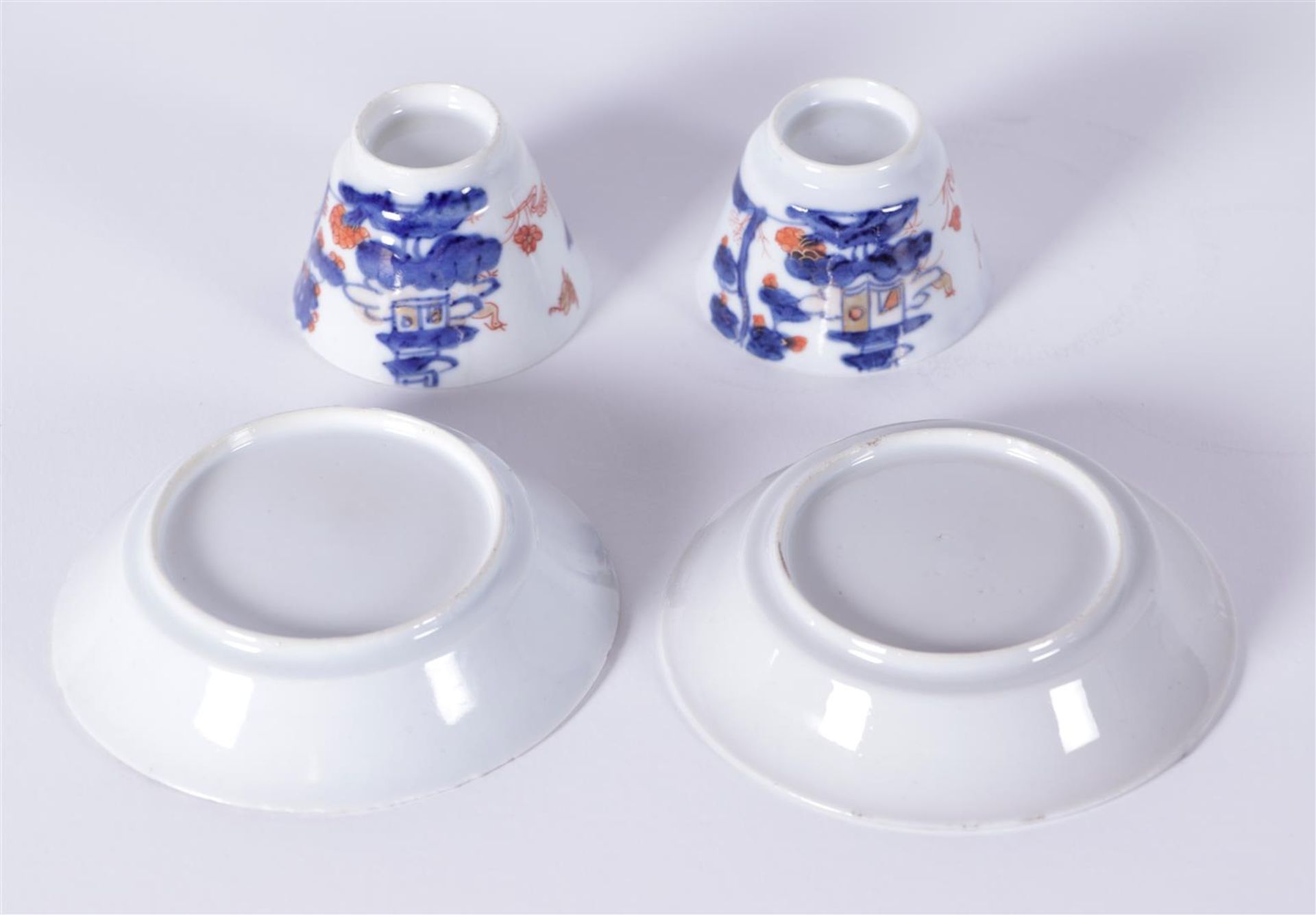 Two Imari porcelain cups and saucers with river landscape decor. China, 18th century.
Diam. 11 cm. - Bild 3 aus 4