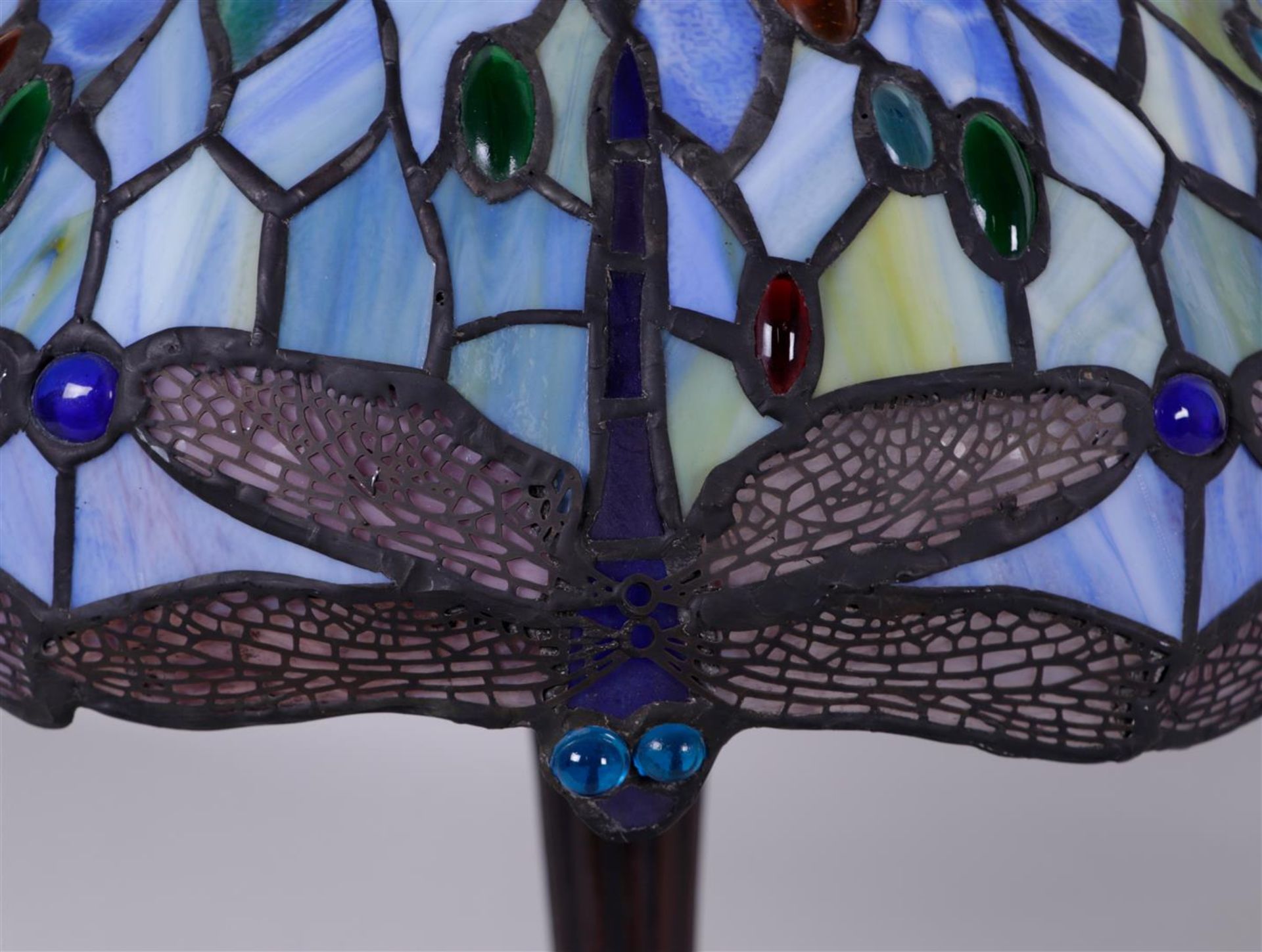 A Tiffany style table lamp with stained glass dragonflies in the edge.
H.: 52 cm. - Bild 2 aus 2