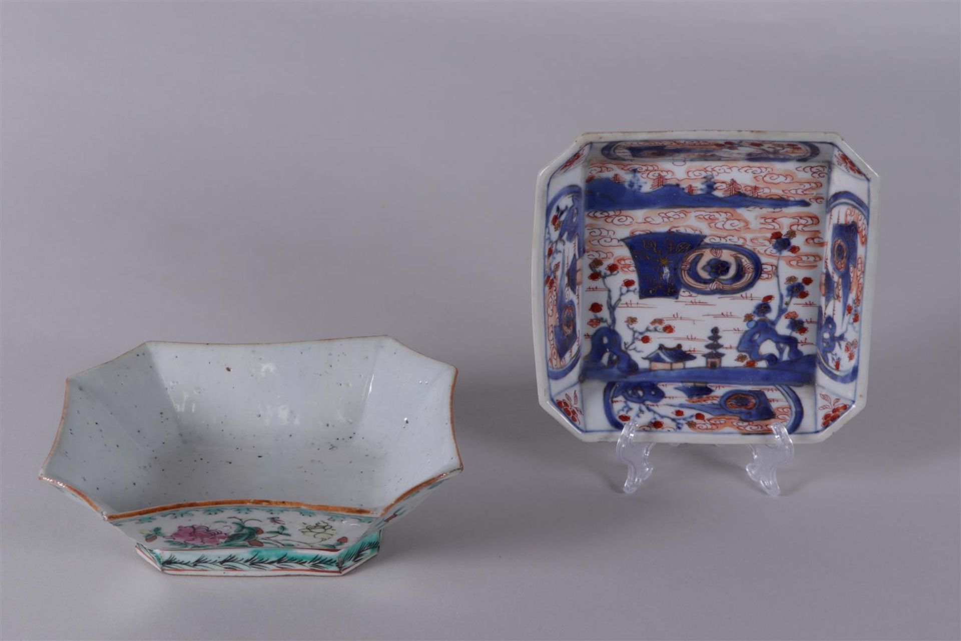 Two porcelain bowls, one with Imari decor and one with famile rose decor. China, 18/19th century.
Di