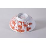 A porcelain iron red bowl decorated with trees, marked Tonghzi. China, 20th century.
Diam. 16 cm.