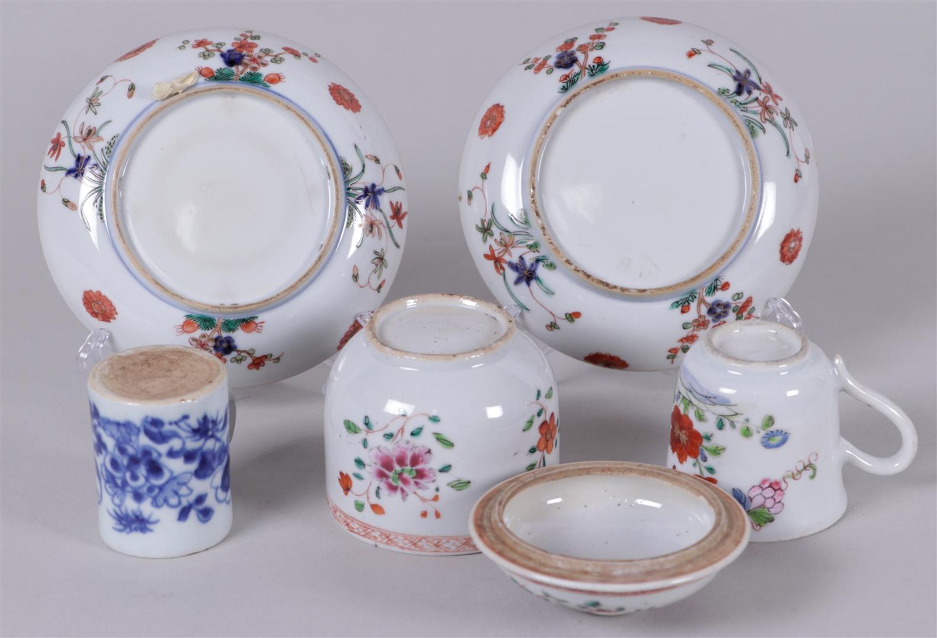 A lot of various porcelain Famille Rose objects including a sugar bowl, (2) cups and (2) saucers. - Bild 2 aus 2