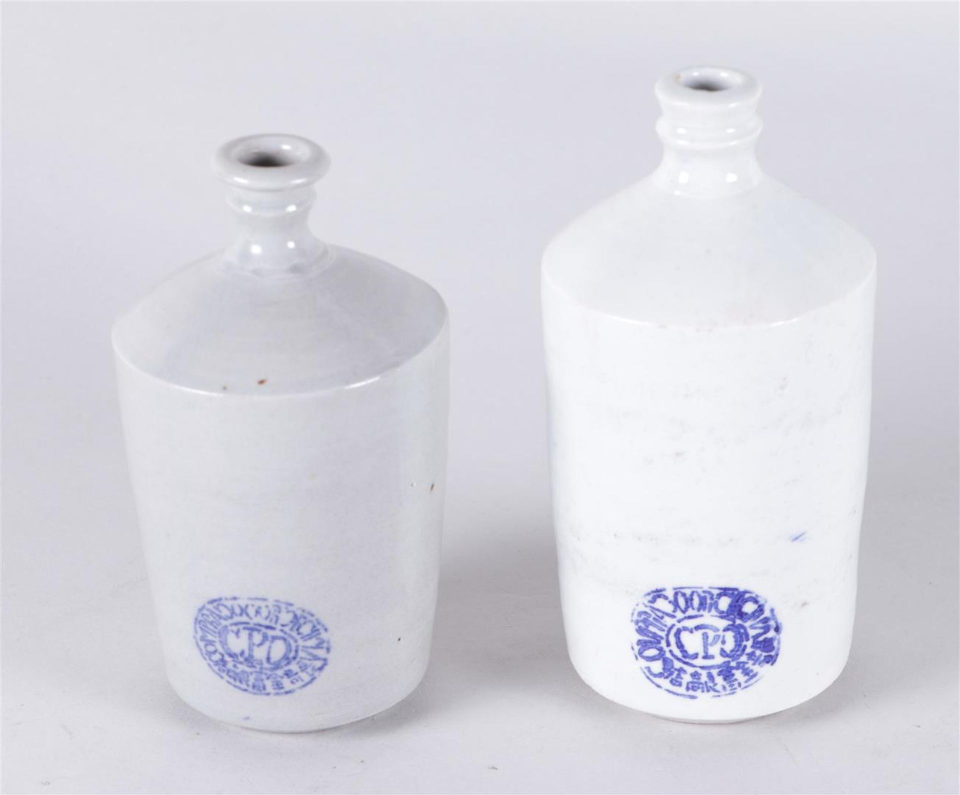 Two ceramic bottles for soya - Marked JAPANSCHZOYA "CPD" (Compradore Deshima). Japan, 19th century.
 - Bild 2 aus 3