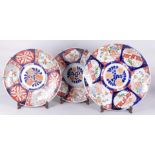 A lot of three porcelain Imari dishes with floral decor. Japan, 19th century.
Diam. 40 - 45 cm.