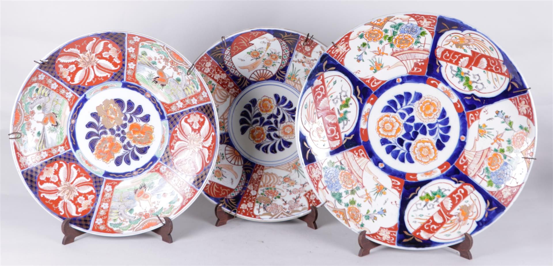 A lot of three porcelain Imari dishes with floral decor. Japan, 19th century.
Diam. 40 - 45 cm.