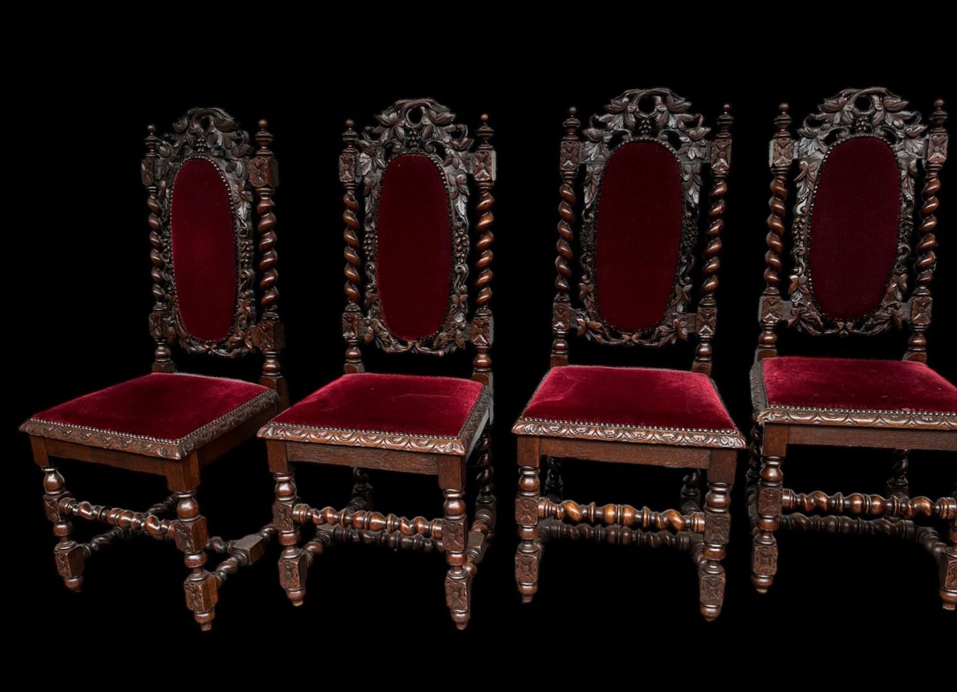 An elaborate carved Neo-Renaissance dining room set. covered with red velvet, late 19th century. - Bild 2 aus 3