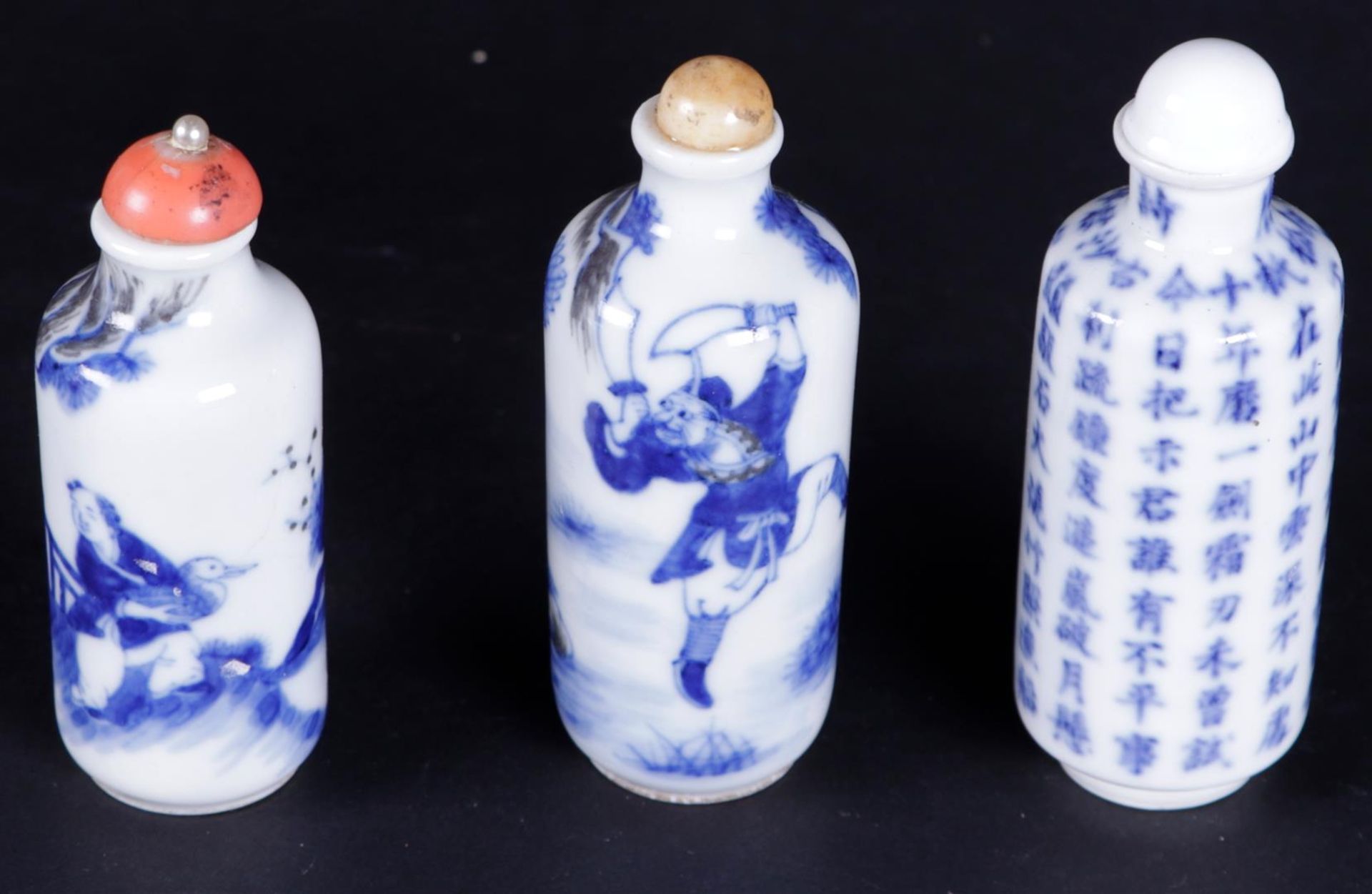 A lot of three porcelain snuff bottles with various decors, marked on the bottom. China, 19th centur - Bild 2 aus 3