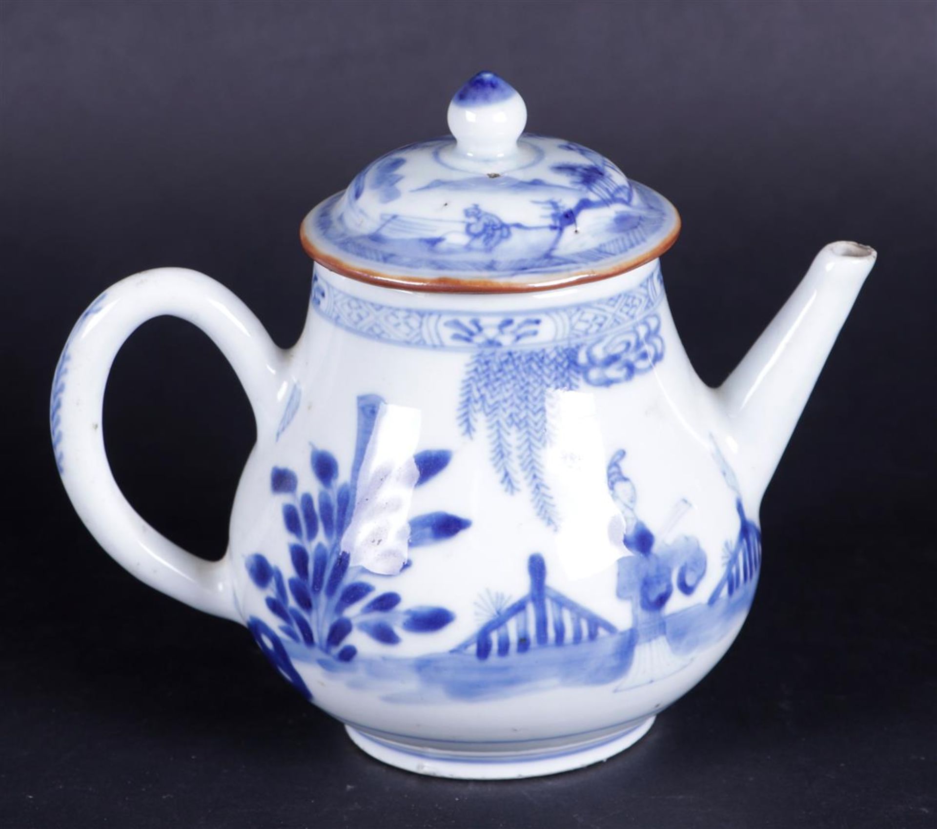 A porcelain teapot with a decor of various figures in a garden. China, Yongzheng.
13 x 15 cm.