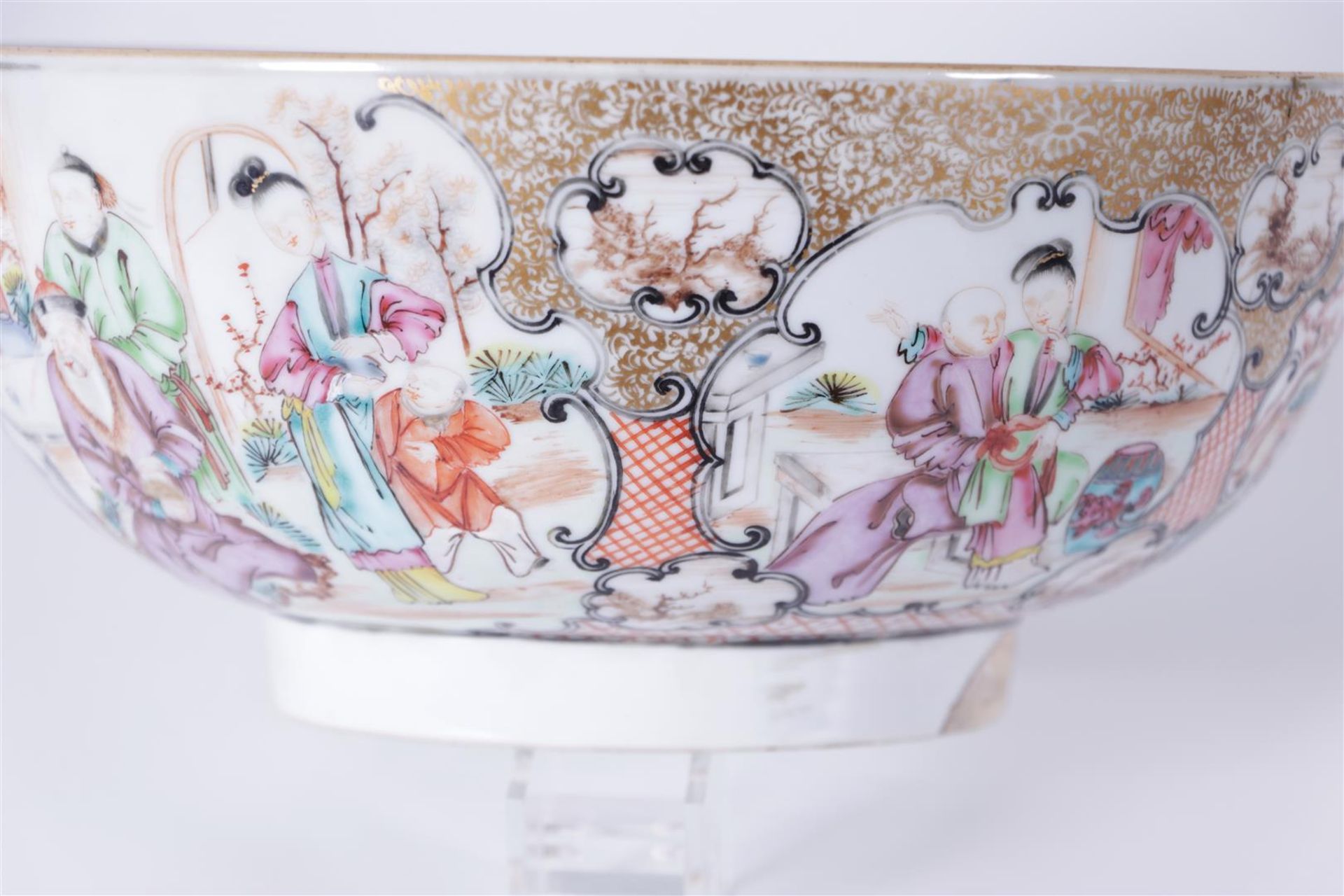 A large Chine de comdande bowl decorated with various figures. China, 18th century.
Diam. 26 cm. - Image 5 of 5