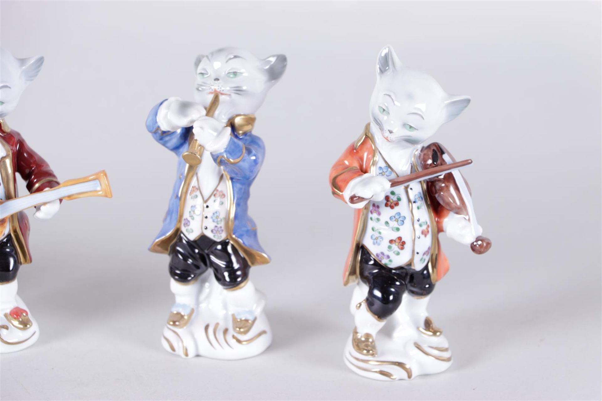 A set of five Meissen style porcelain figures "cat musicians", Graefenthal Dresden, 20th century.
H. - Bild 2 aus 6