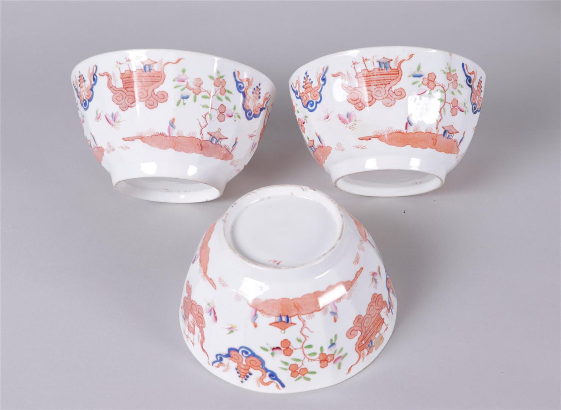 3x Bowls with stencil technique, red-colored English 19th century, plus 3x Porcelain figurines and a - Bild 2 aus 3