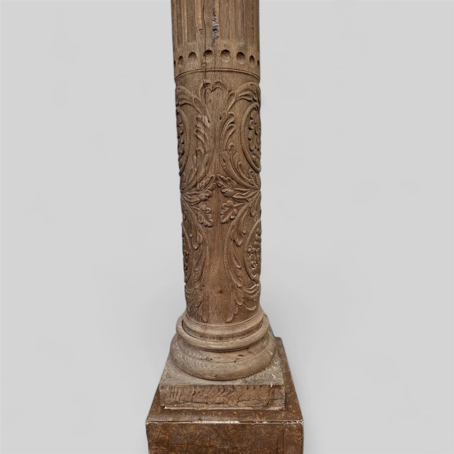 A pair of French oak fluted columns with carved decoration of vines. ca. 1800.
H.: 320 cm. - Image 2 of 3