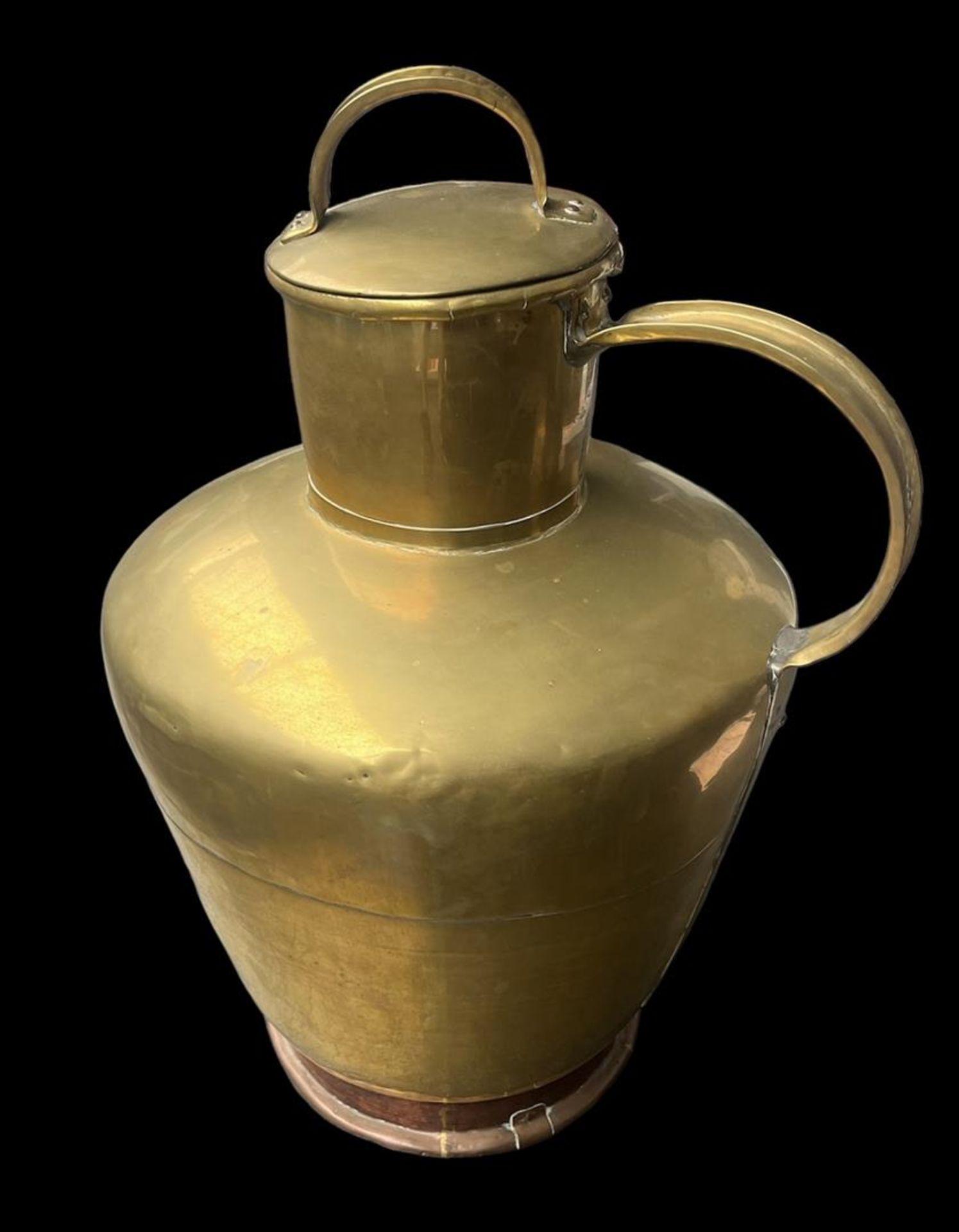 A large copper milk jug or water jug, 19th century.
H.: 70 cm.
