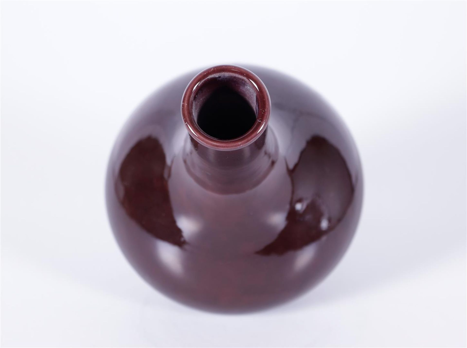 A brown glazed stem vase, marked Qiangling. China, 19/20th century.
H. 17 cm. - Image 3 of 3