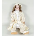 An Armand Marseille porcelain doll with original clothing and wig, ca. 1910 - 1915.
L.: 92 cm.