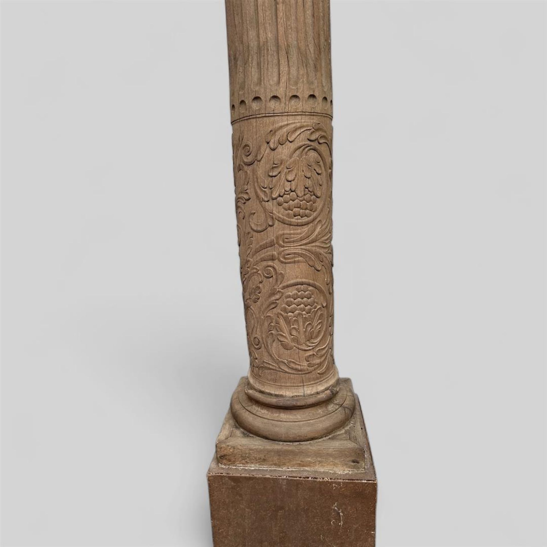 A pair of French oak fluted columns with carved decoration of vines. ca. 1800.
H.: 320 cm. - Image 3 of 3