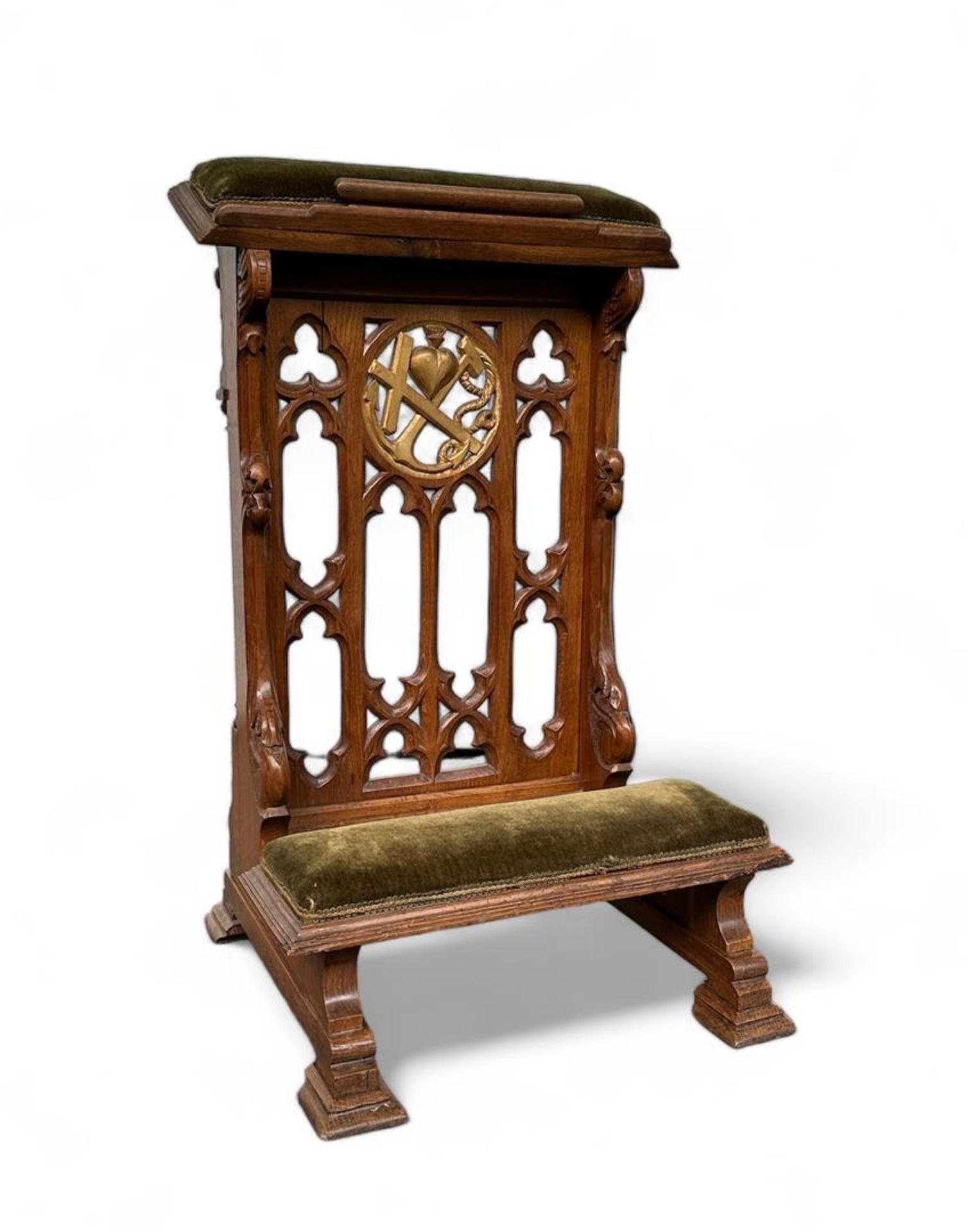 An oak Neo-Gothic prayer chair with centrally carved symbols for faith, hope and love (Fides, Spes e