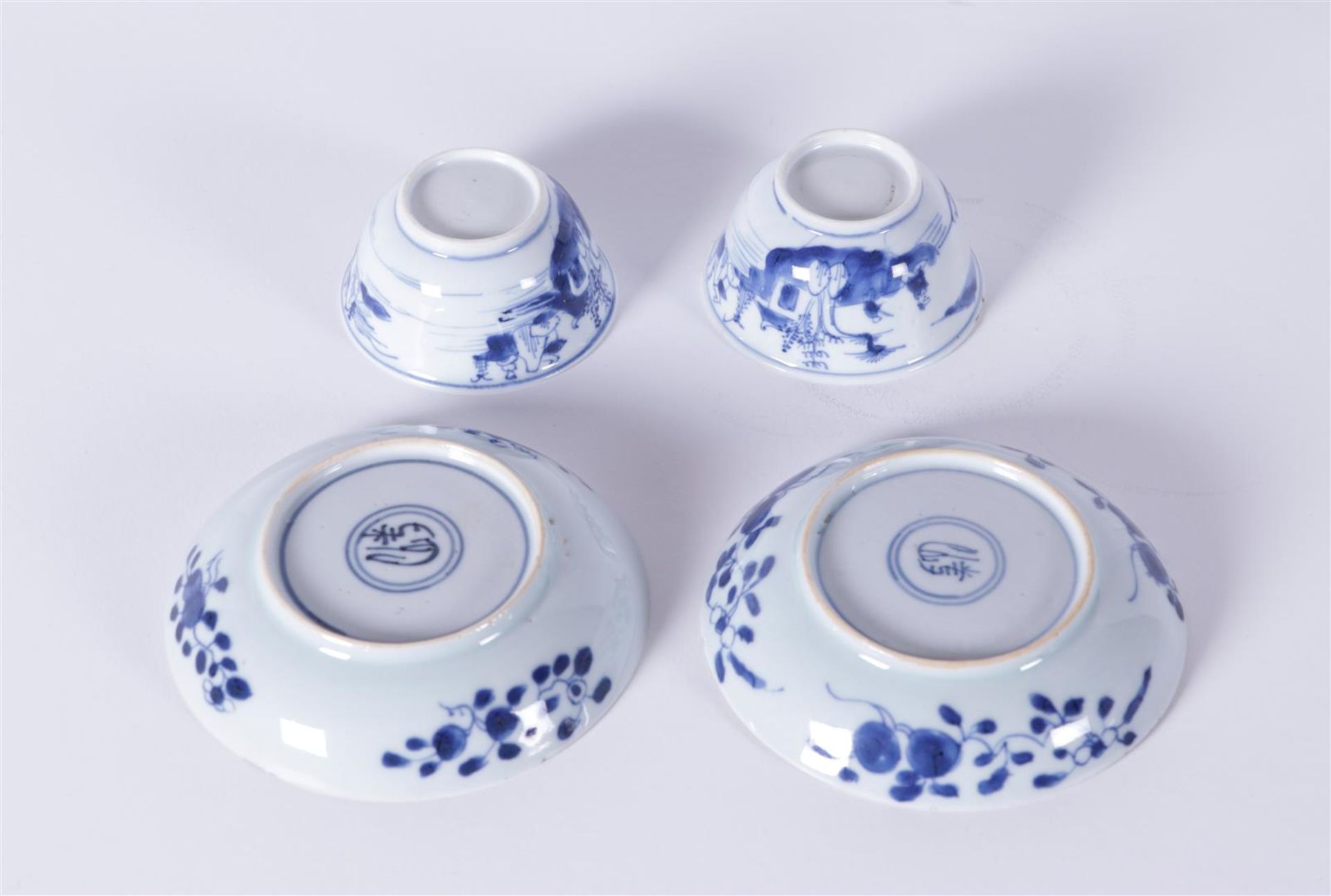 Two porcelain cups and saucers with a landscape decot with figures. China, Kangxi/Yongzheng ca 1722. - Image 3 of 4