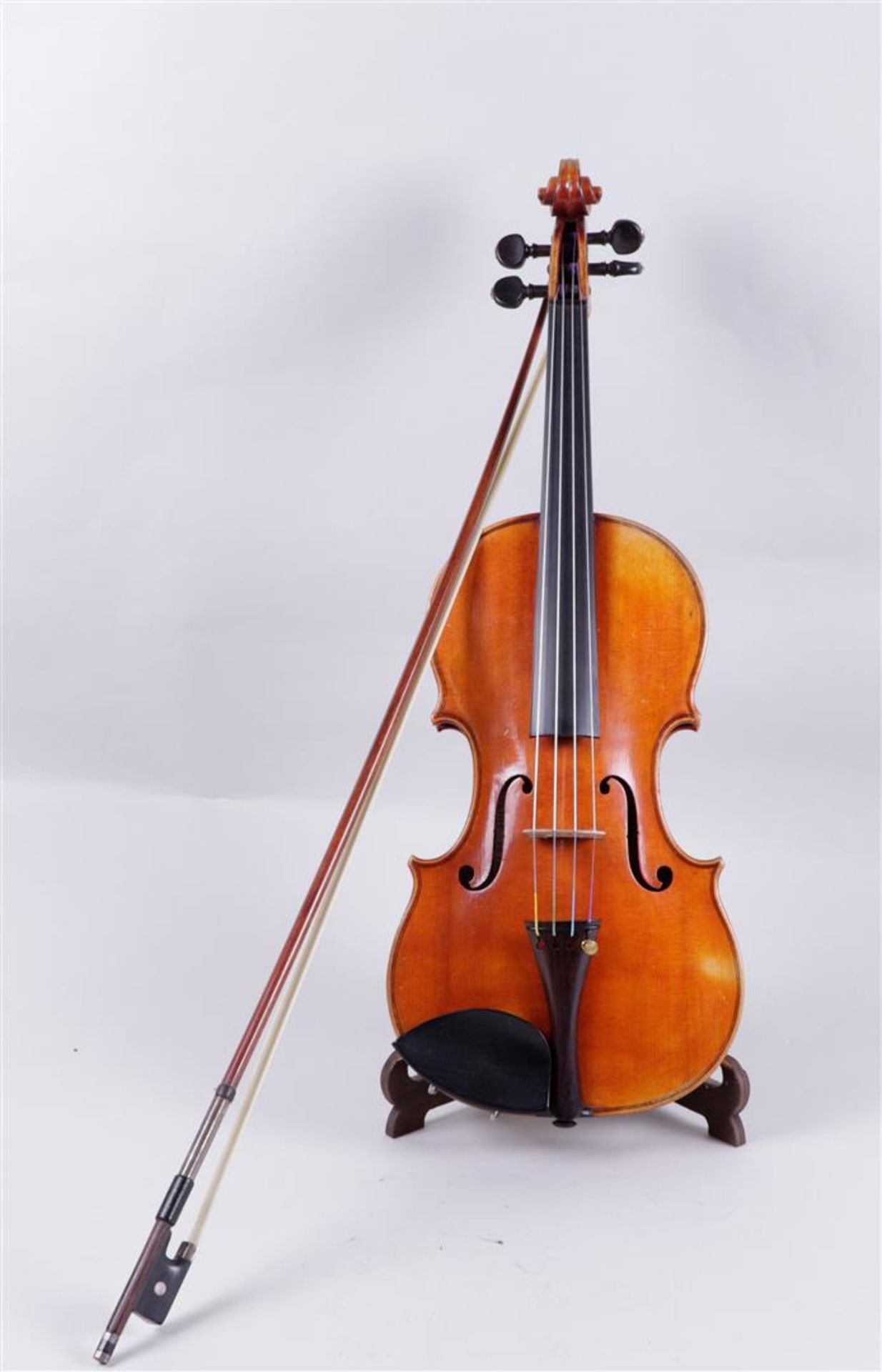 A master violin from 1925 by Pierre Jean Henri Hel, Lille 1884 - 1931). Includes a violin bow, marke