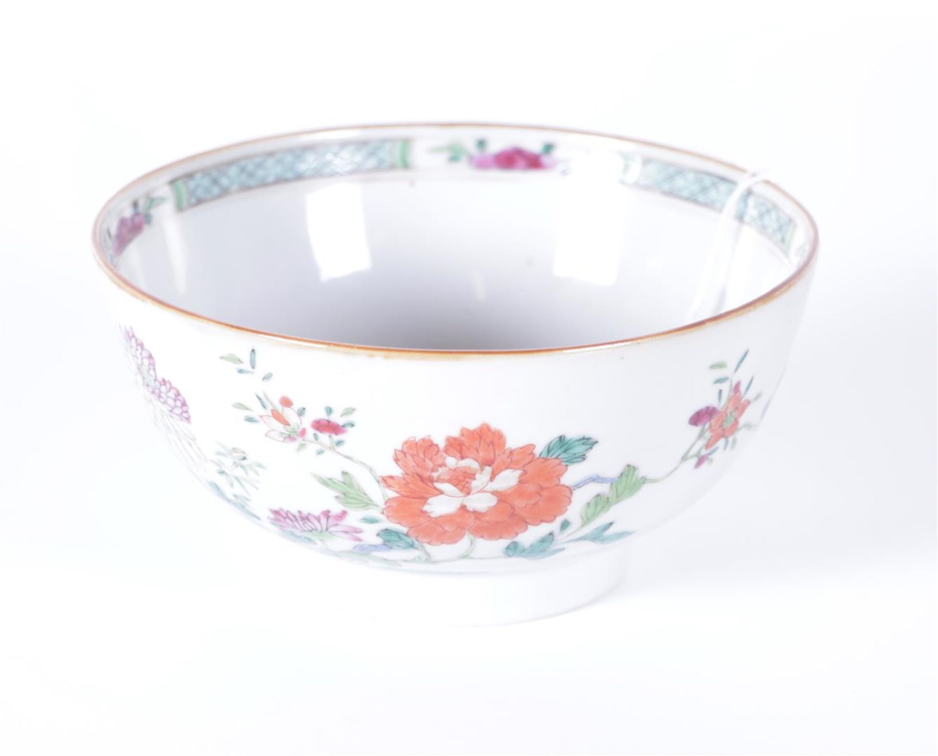 A Famille rose porcelain bowl with floral decor. China Yongzheng, 18th century.
Diam. 14,5 cm. - Image 4 of 4