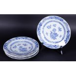 A set of six blue-white porcelain plates with floral decor. China, Qianlong ca. 1750.
Diam. 23,5 cm.